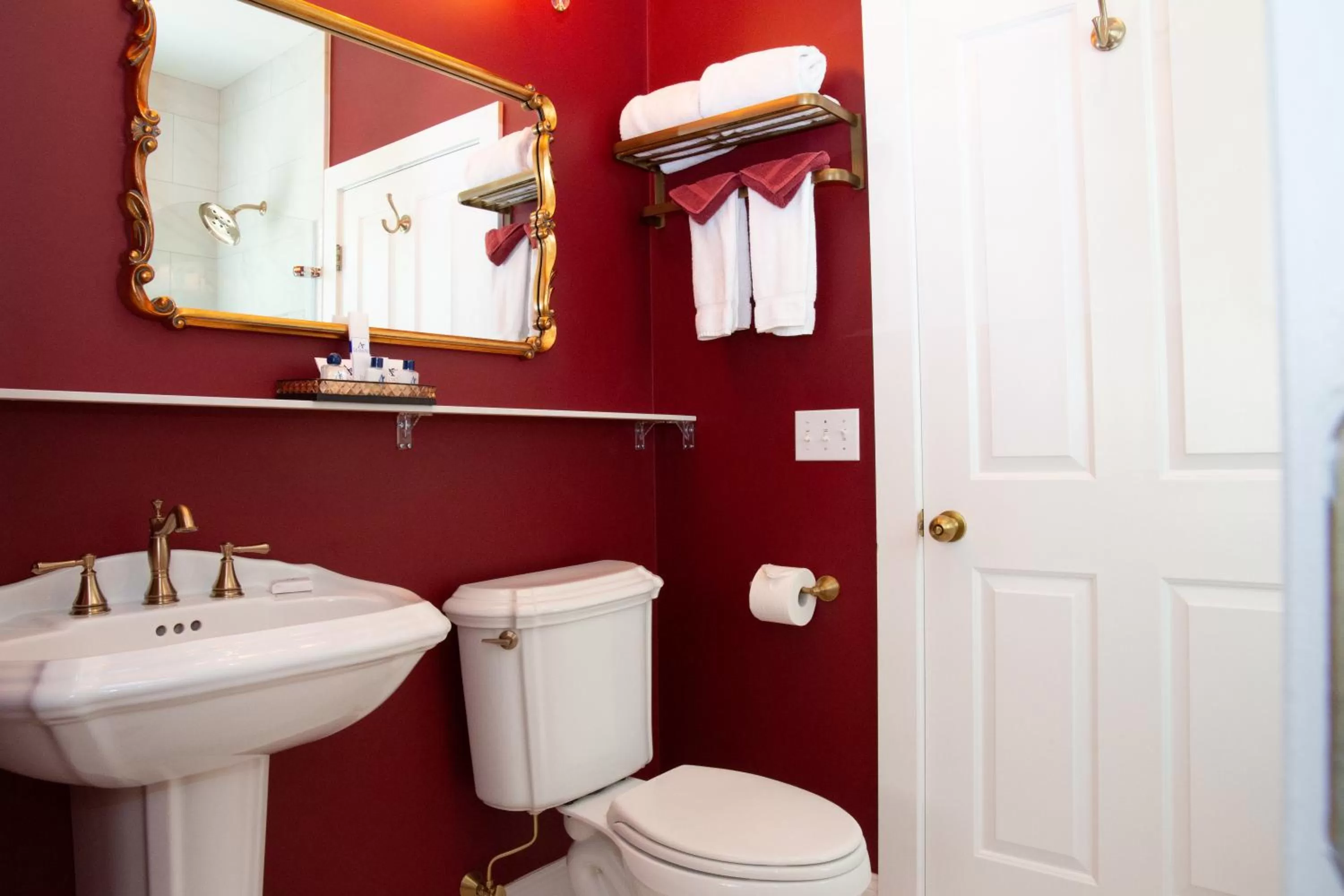 Bathroom in Almondy Inn Bed & Breakfast