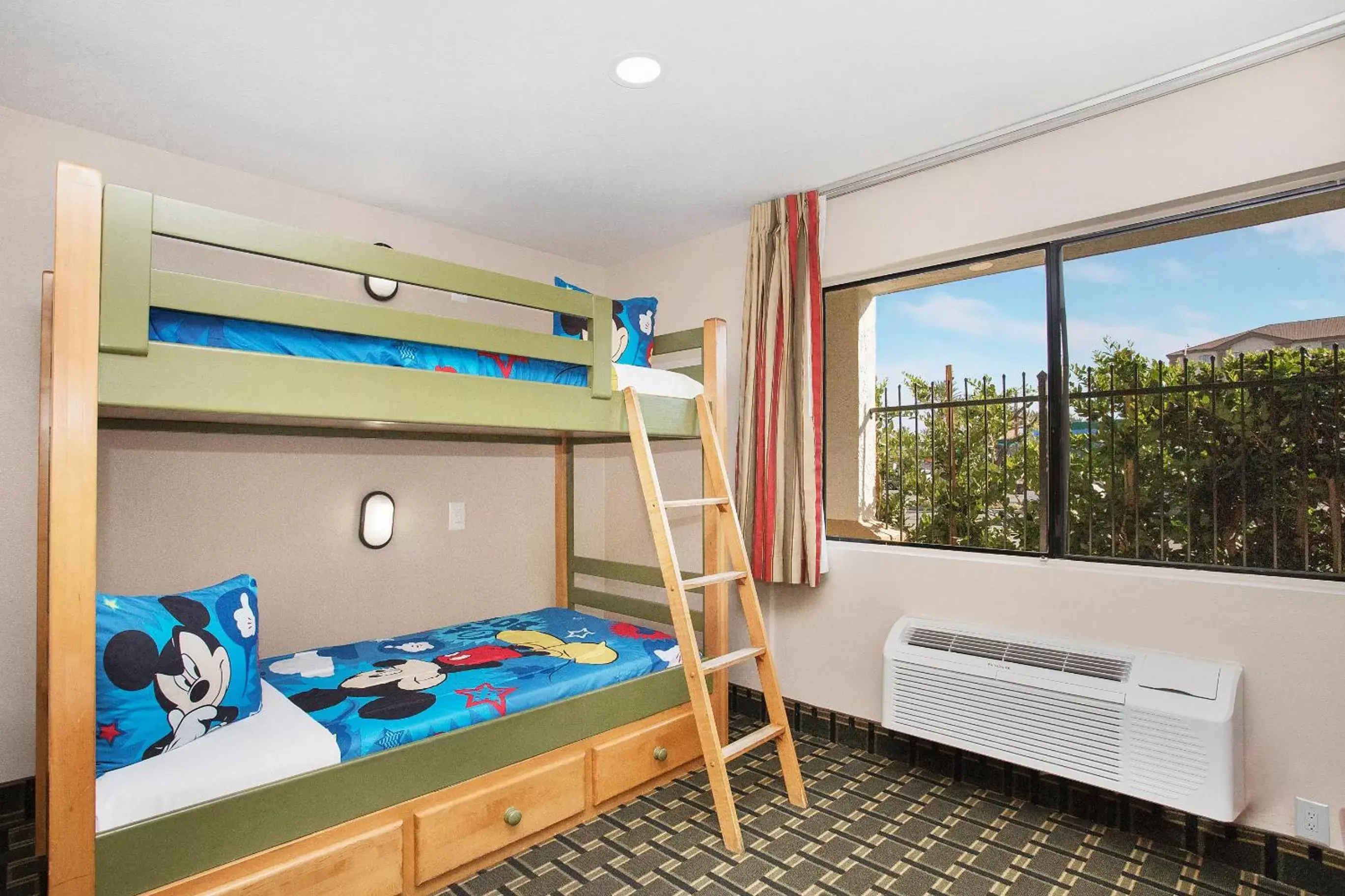 bunk bed in Stanford Inn & Suites Anaheim