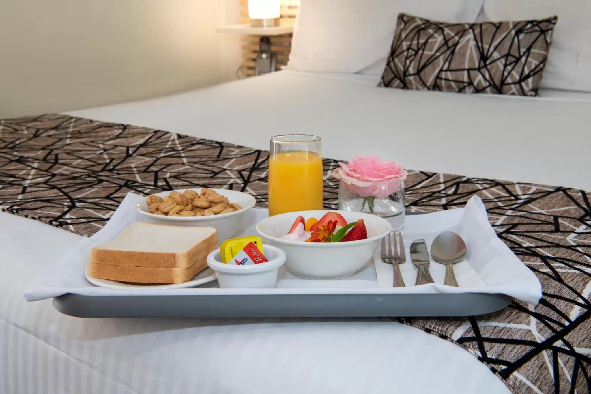 Food, Bed in Zig Zag Motel & Apartments