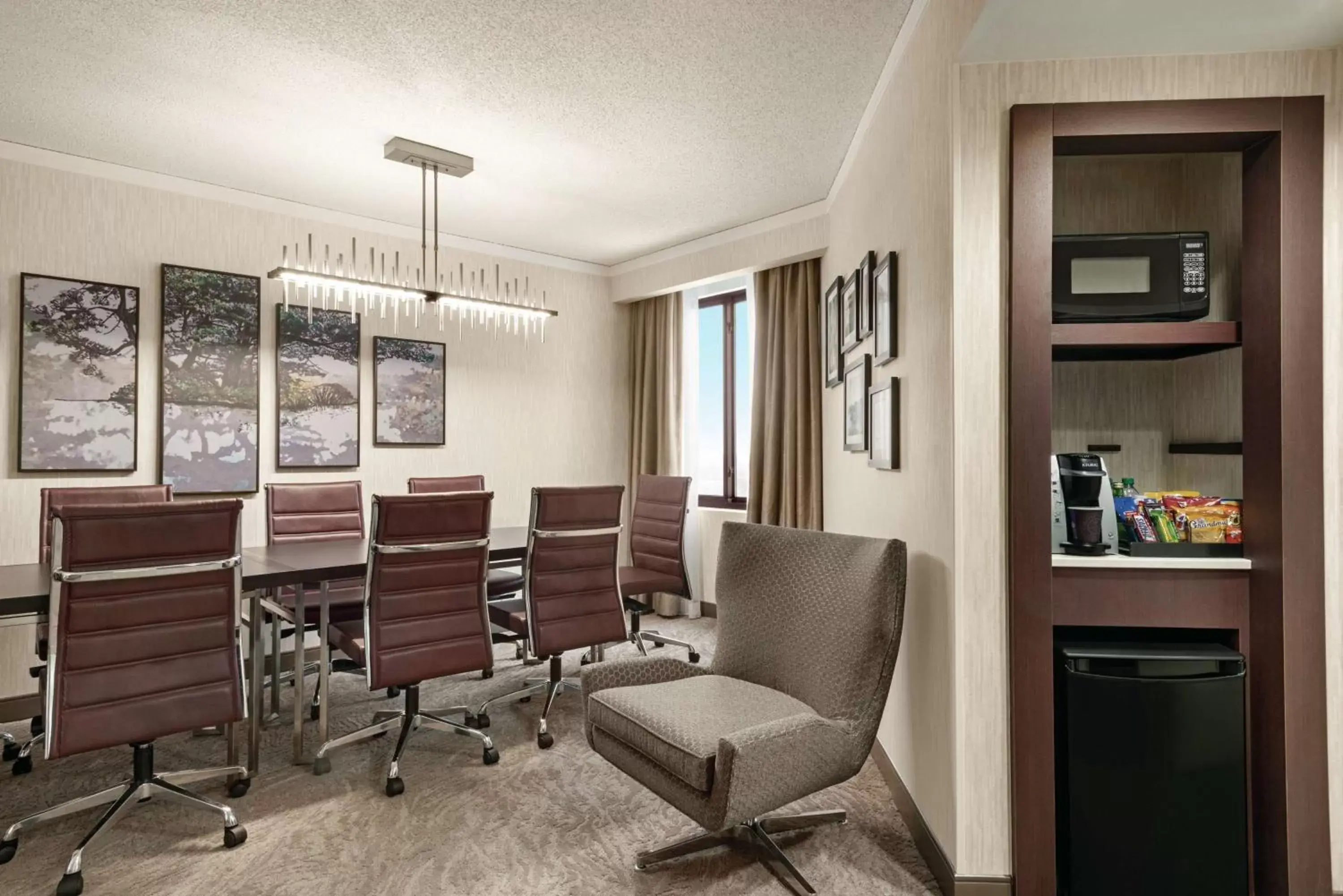 Bedroom, Seating Area in Embassy Suites by Hilton Chicago North Shore Deerfield