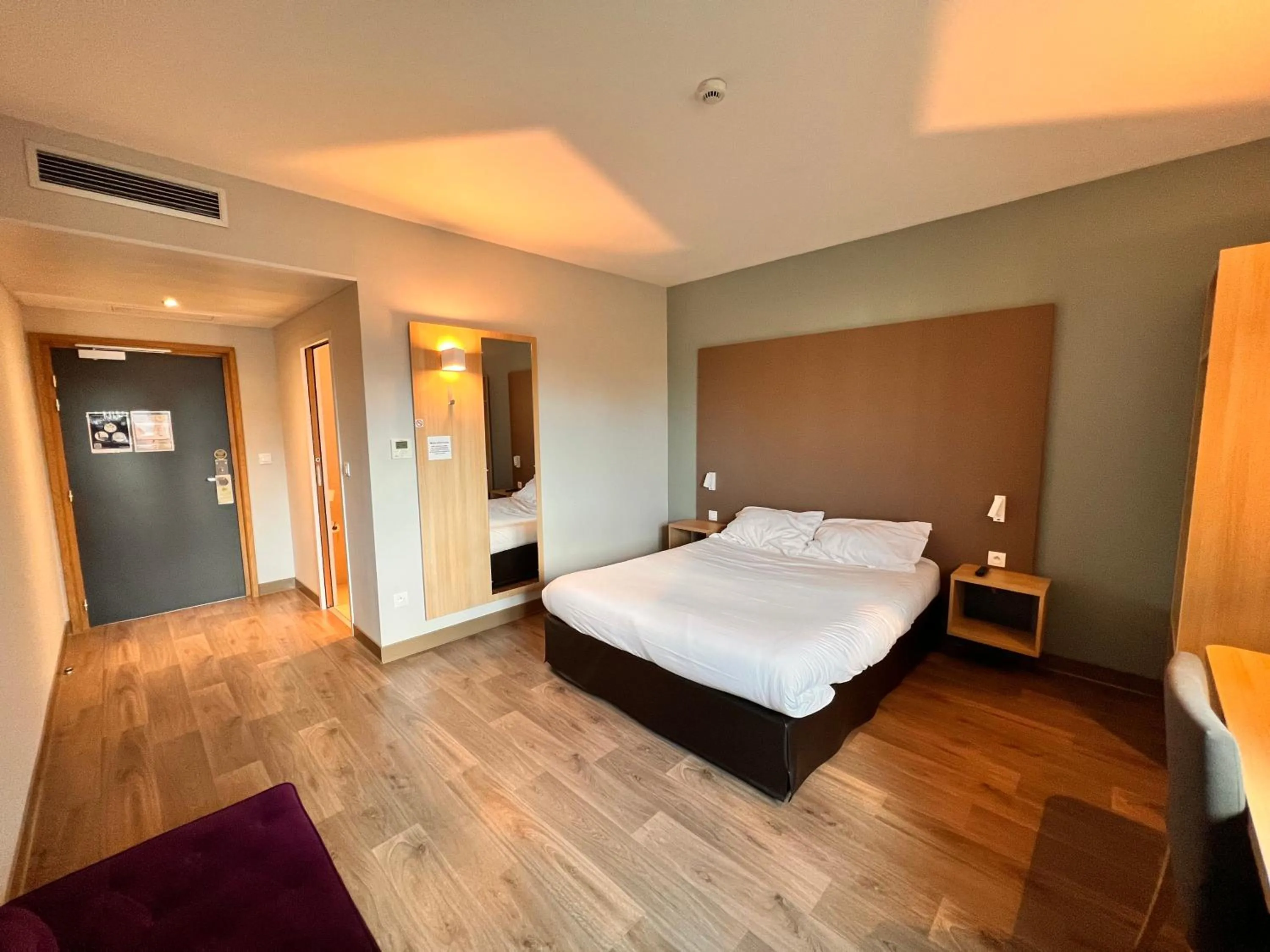 Photo of the whole room, Bed in Campanile Metz Nord - Woippy- Porte du Luxembourg A31