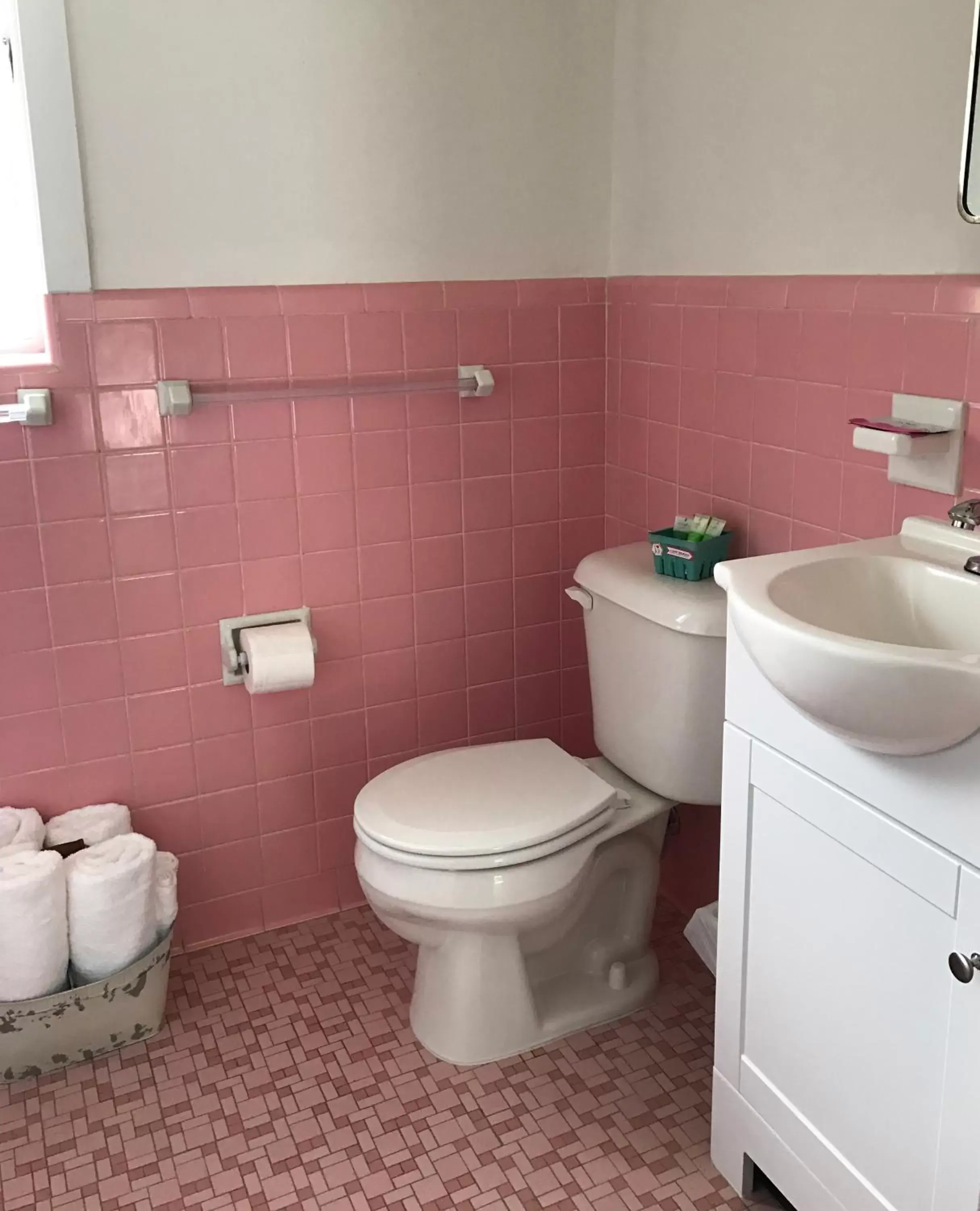 Bathroom in Dame Fortune's Cottage Court