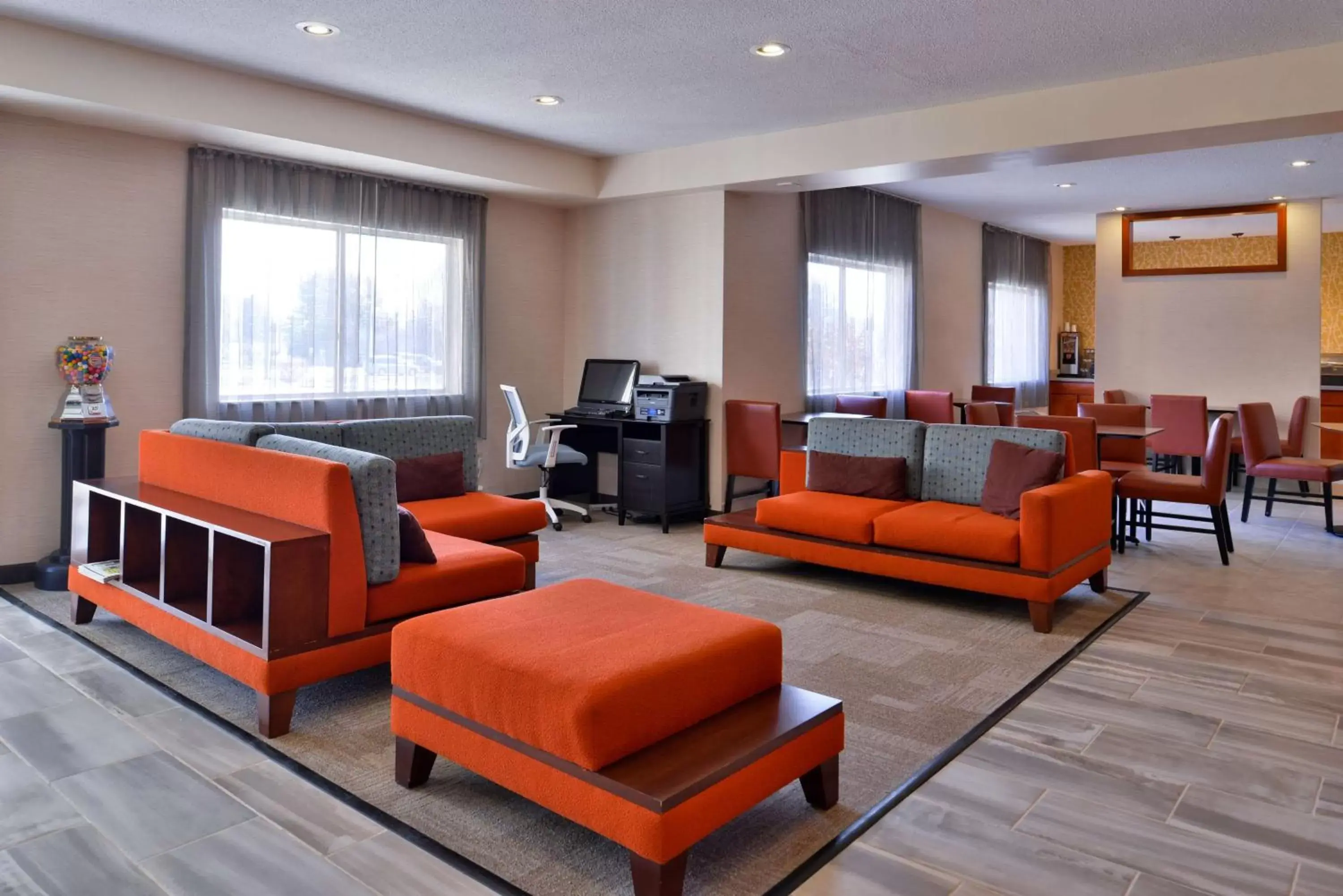 Lobby or reception, Seating Area in SureStay Plus Hotel by Best Western Ottumwa