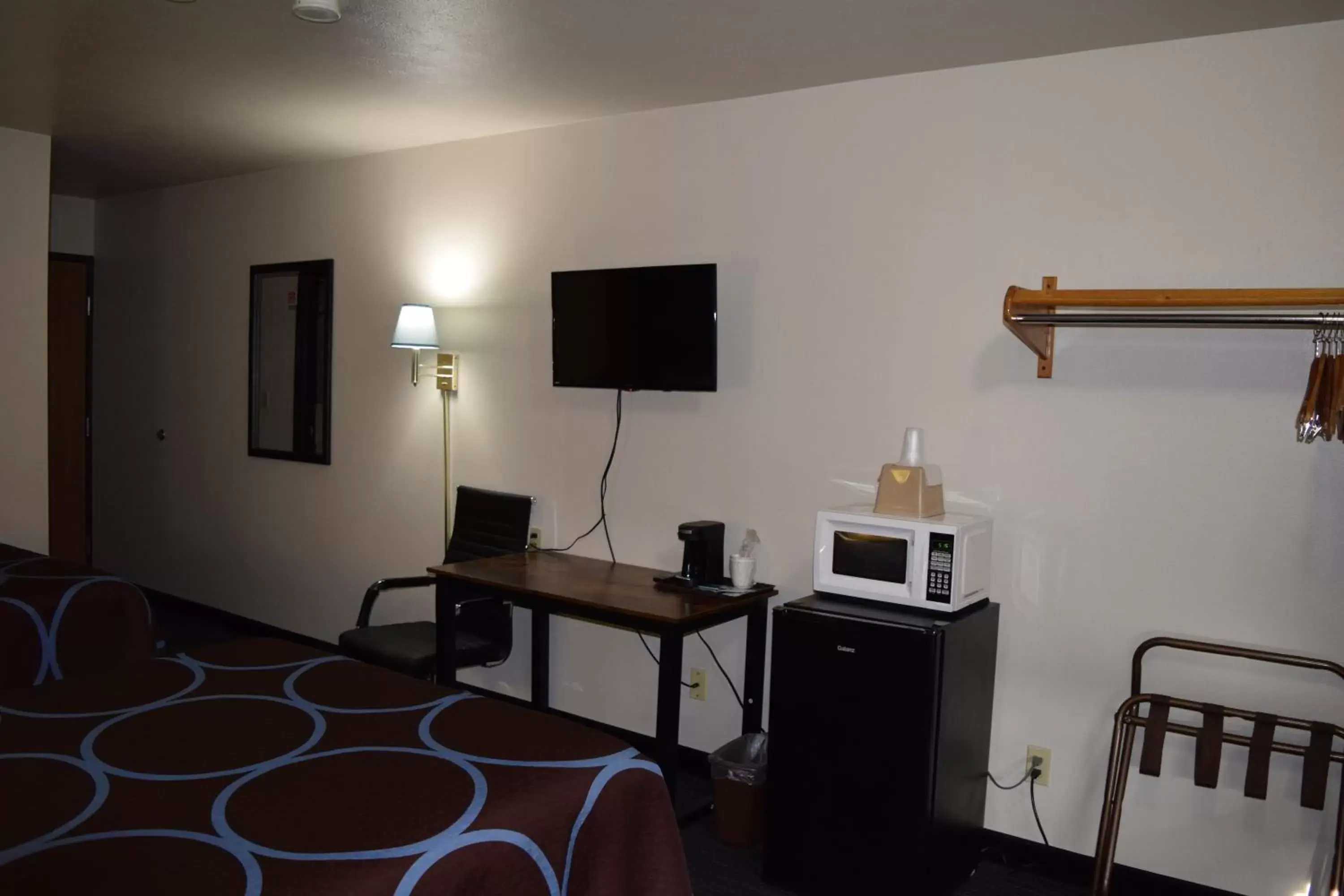 TV and multimedia, TV/Entertainment Center in AmeriVu Inn and Suites Shawano WI