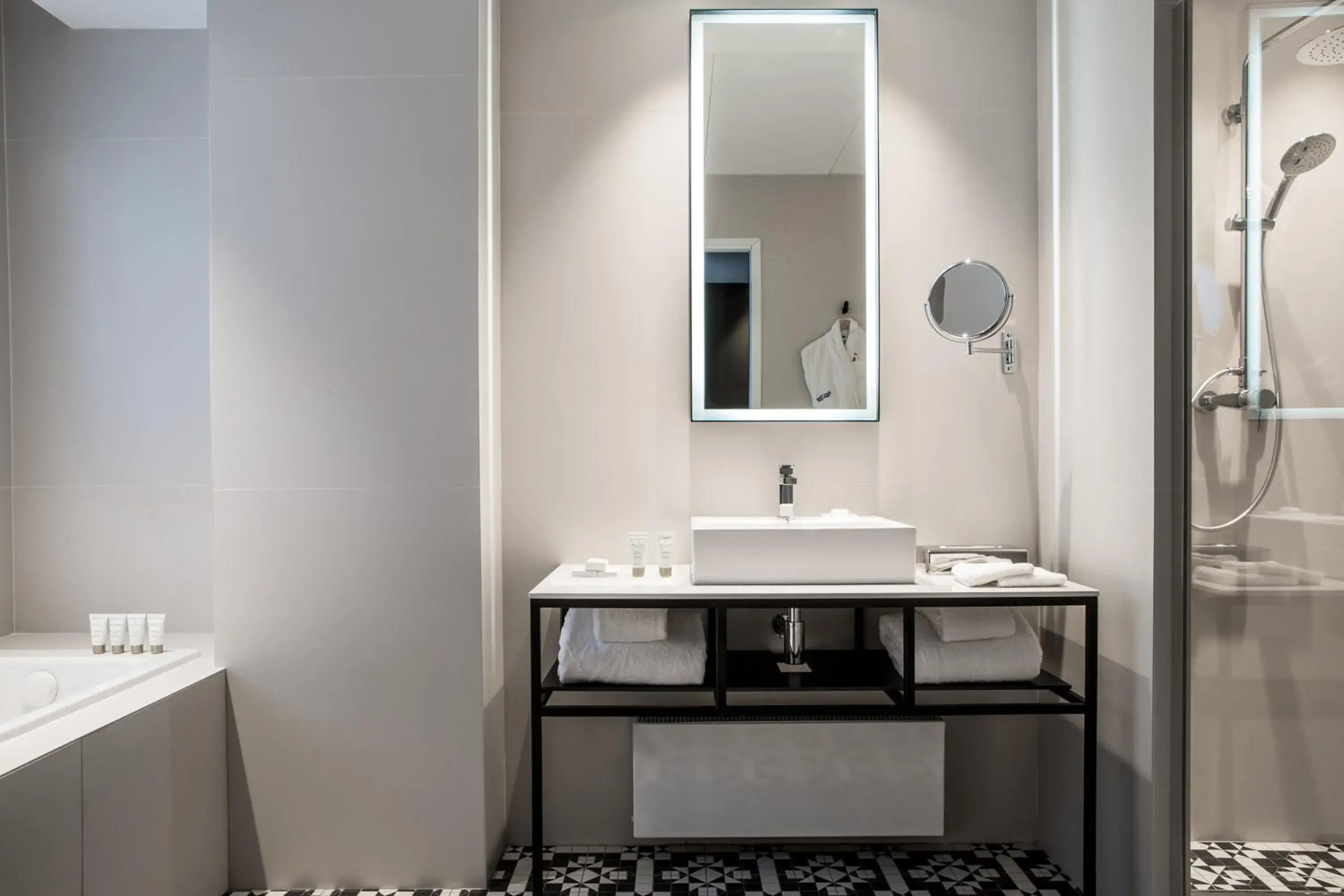 Bathroom in Hotel Louvre Lens - Esprit de France