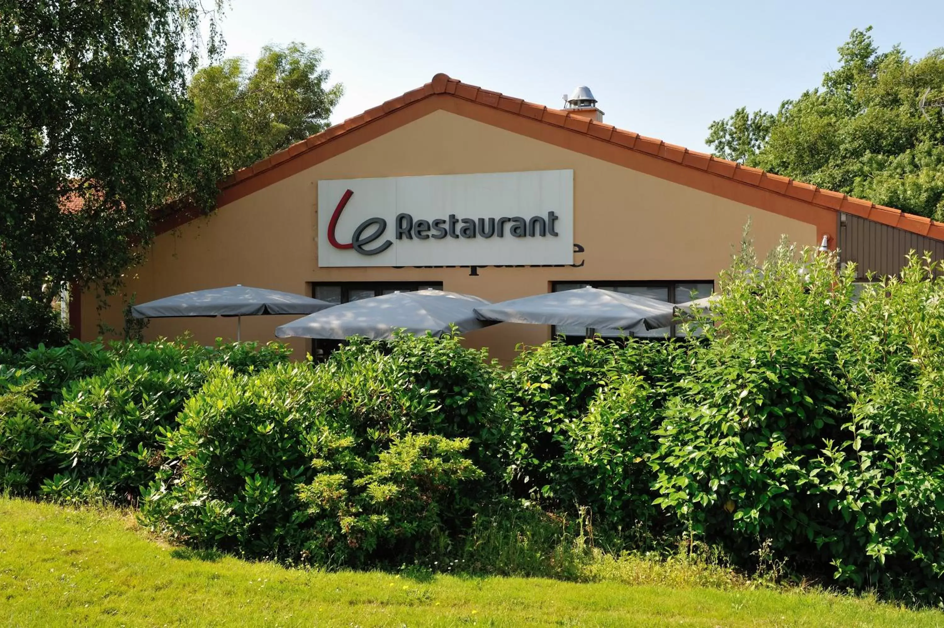 Facade/entrance in Campanile Cholet Facade/entrance in Campanile Cholet