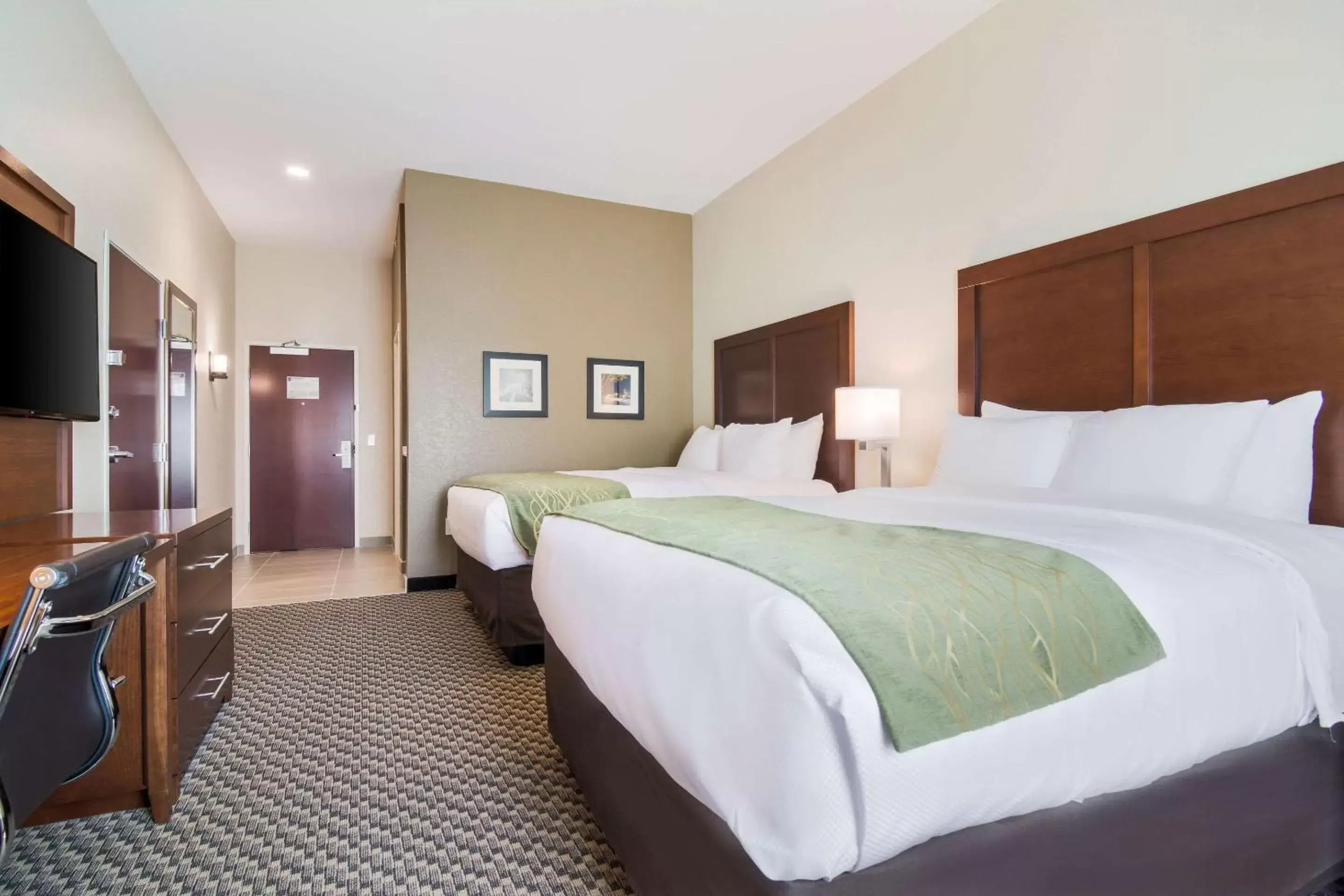 Photo of the whole room, Bed in Comfort Inn & Suites