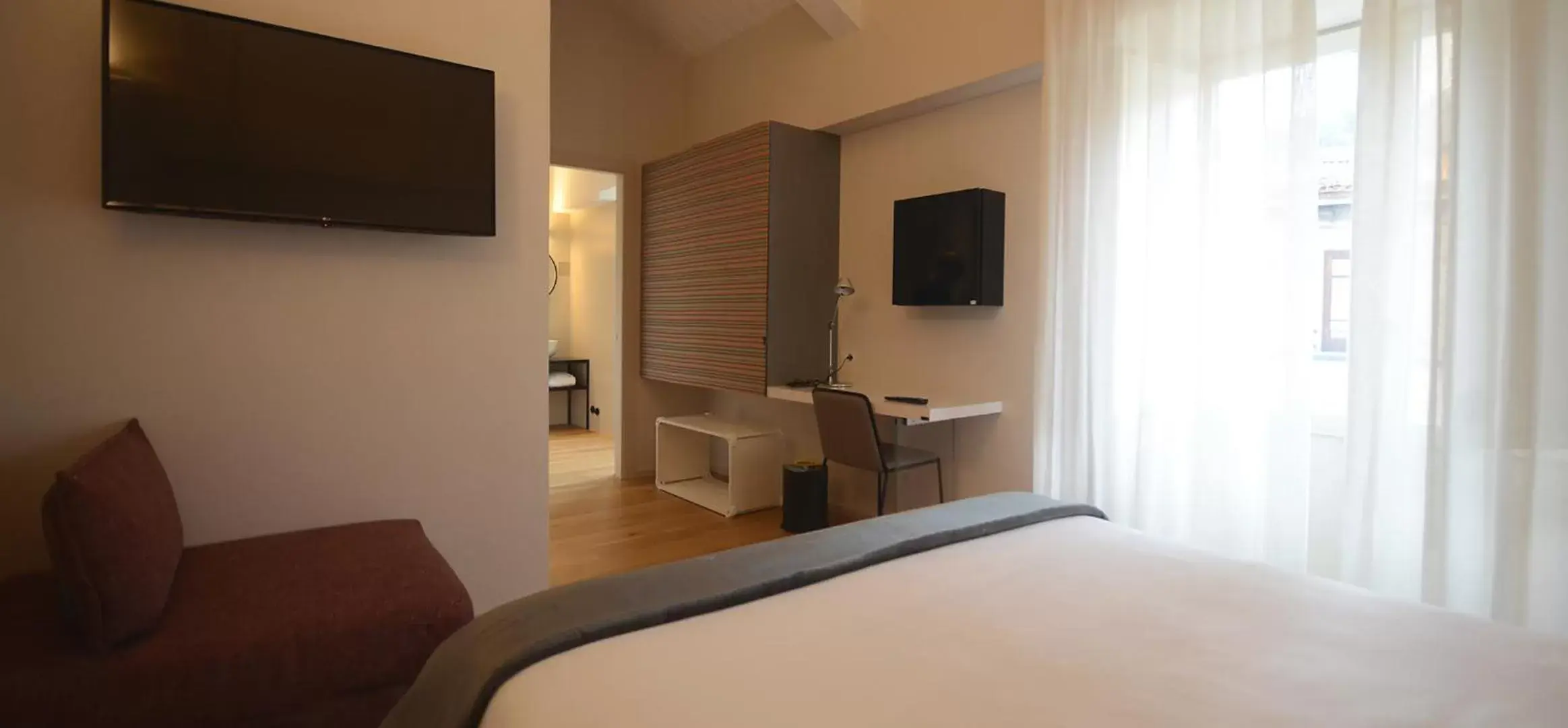 Bed, TV/Entertainment Center in Albergo Centrale