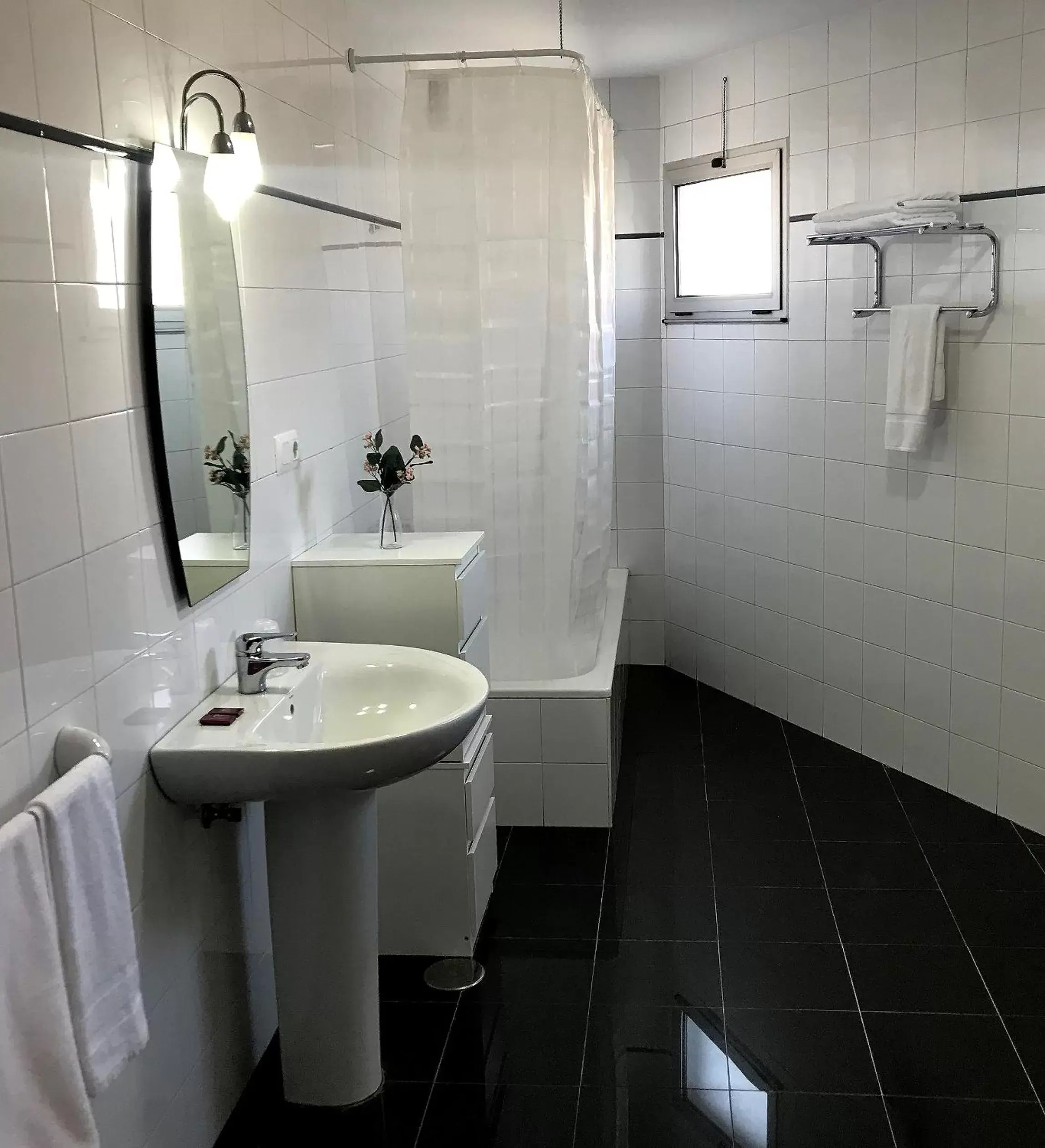 Shower, Bathroom in HOTEL DEL NORA