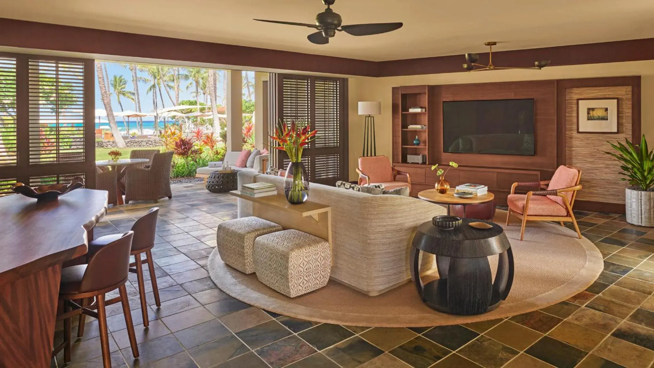 Living room, Lounge/Bar in Four Seasons Resort Hualalai