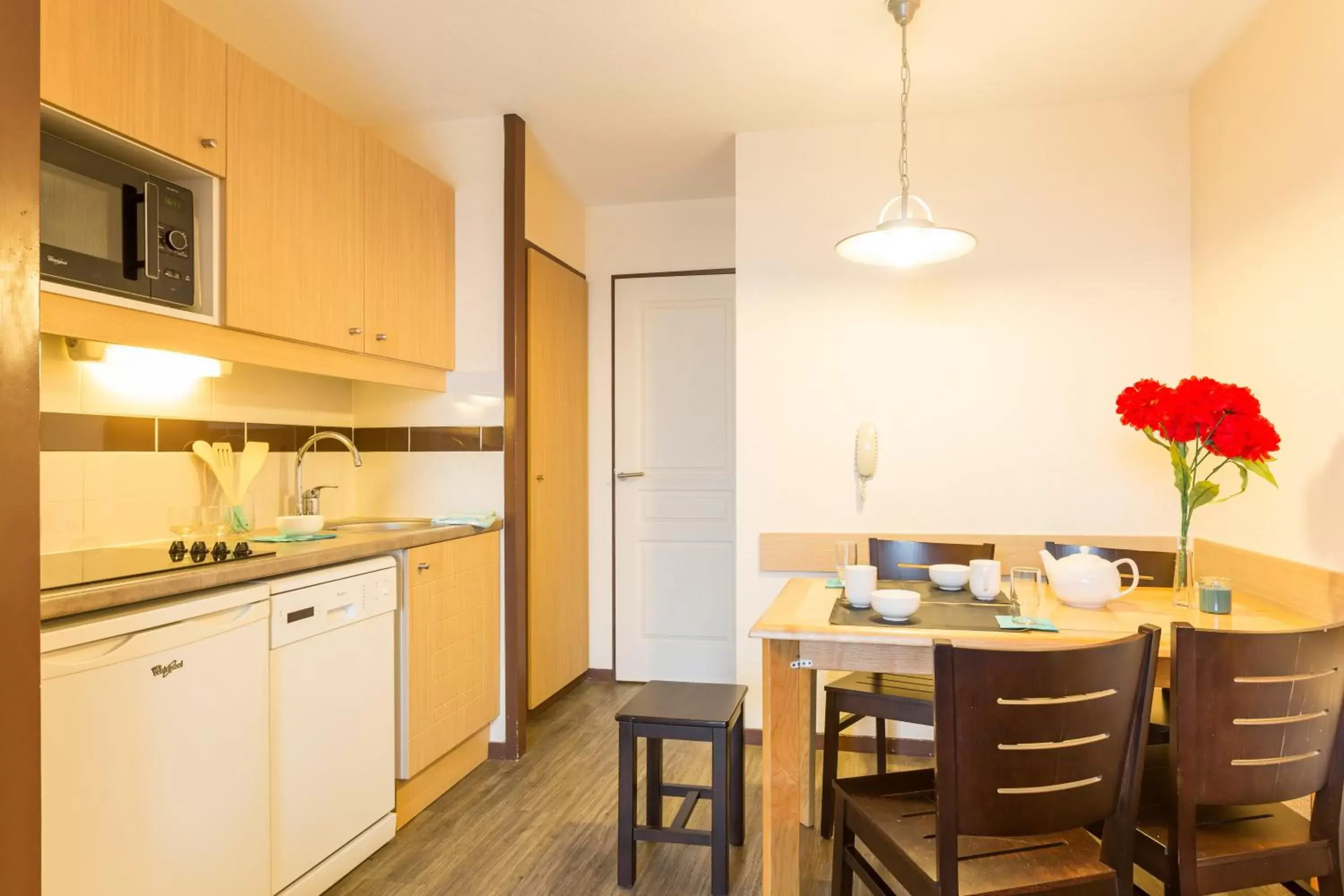 Dining area, Kitchen/Kitchenette in SOWELL RESIDENCES Le Port