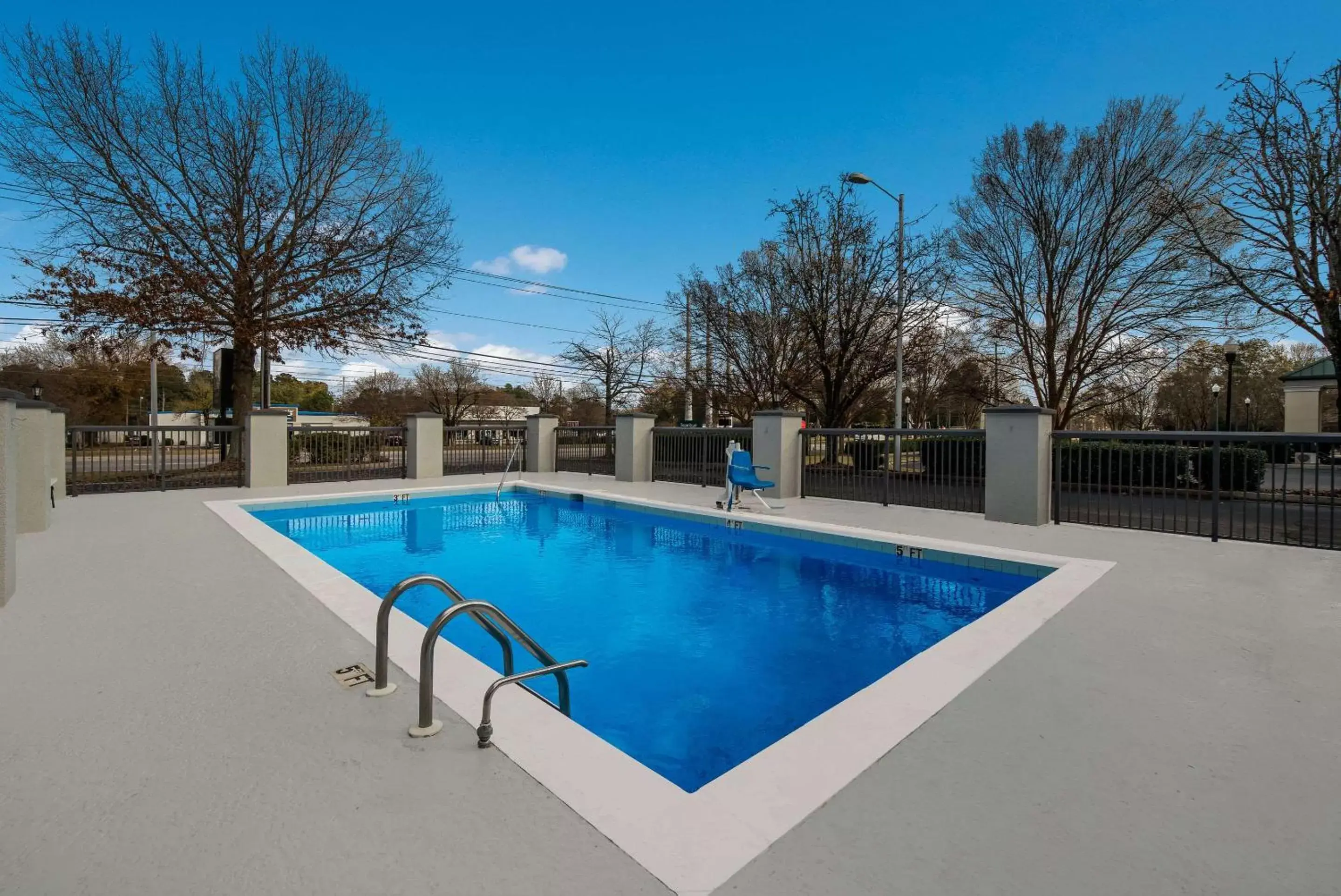 Swimming pool in Quality Inn & Suites Aiken South Swimming pool in Quality Inn & Suites Aiken South