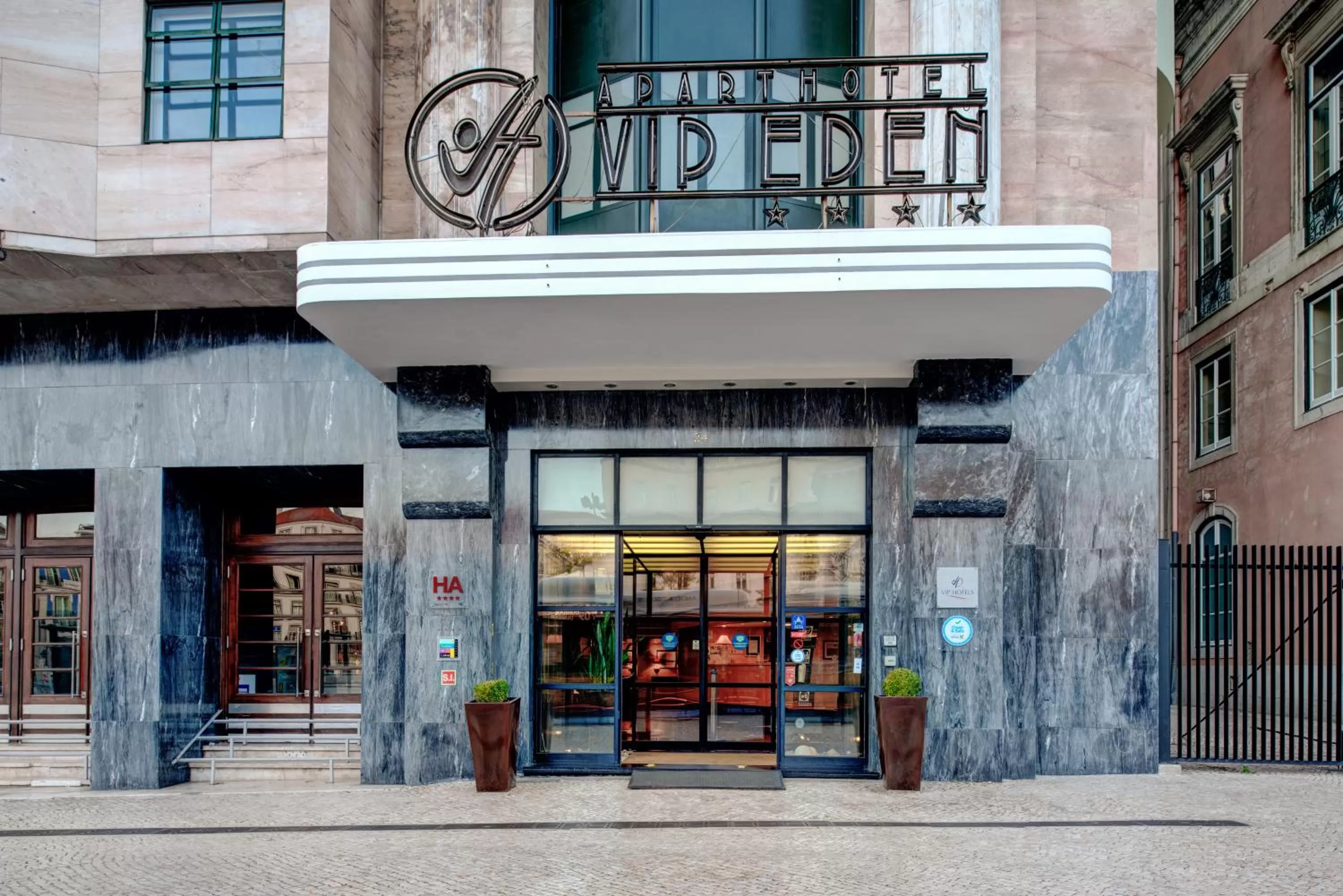 Facade/entrance in VIP Executive Eden Aparthotel