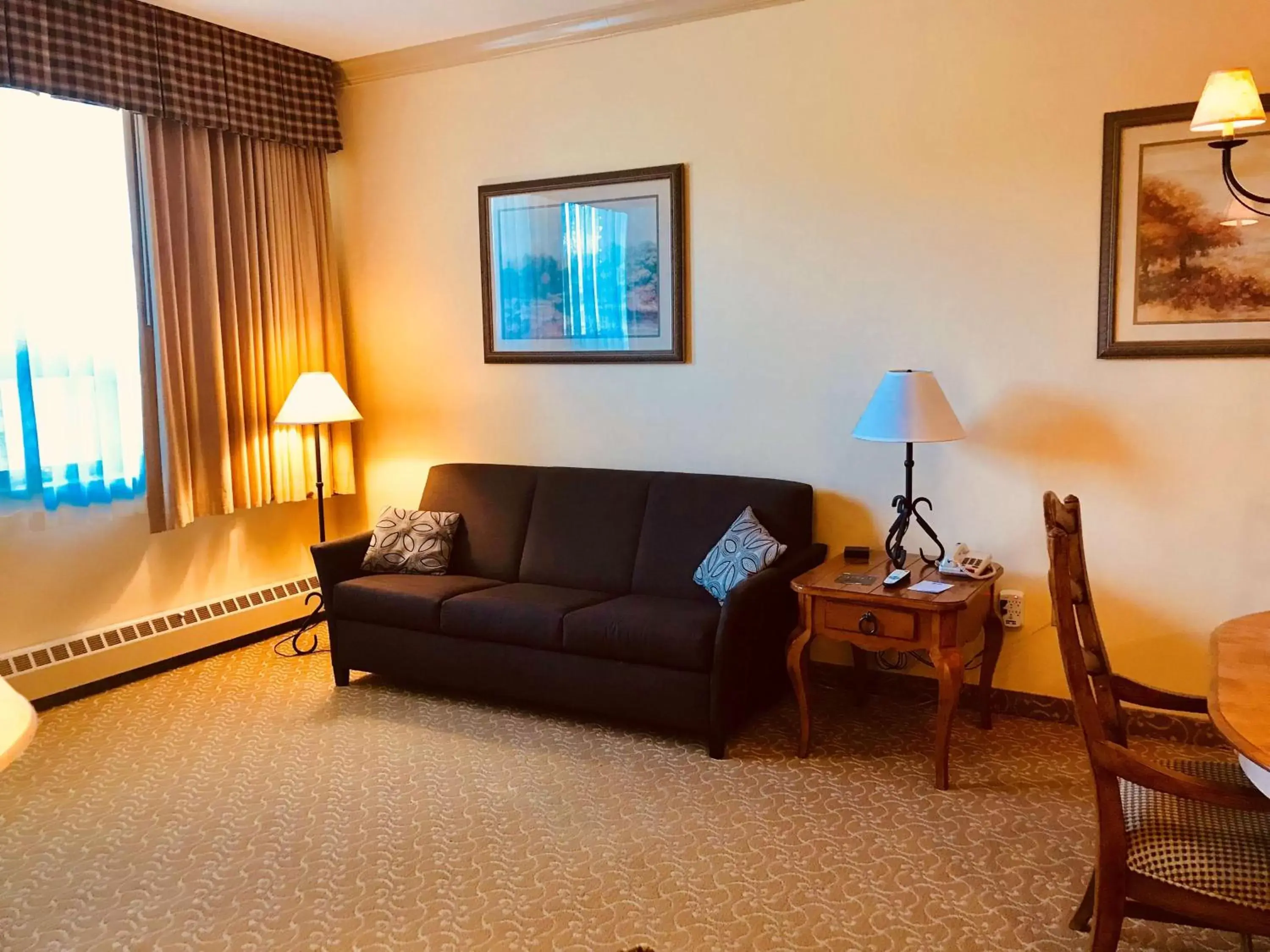 Photo of the whole room, Seating Area in Best Western Plus Waterbury - Stowe