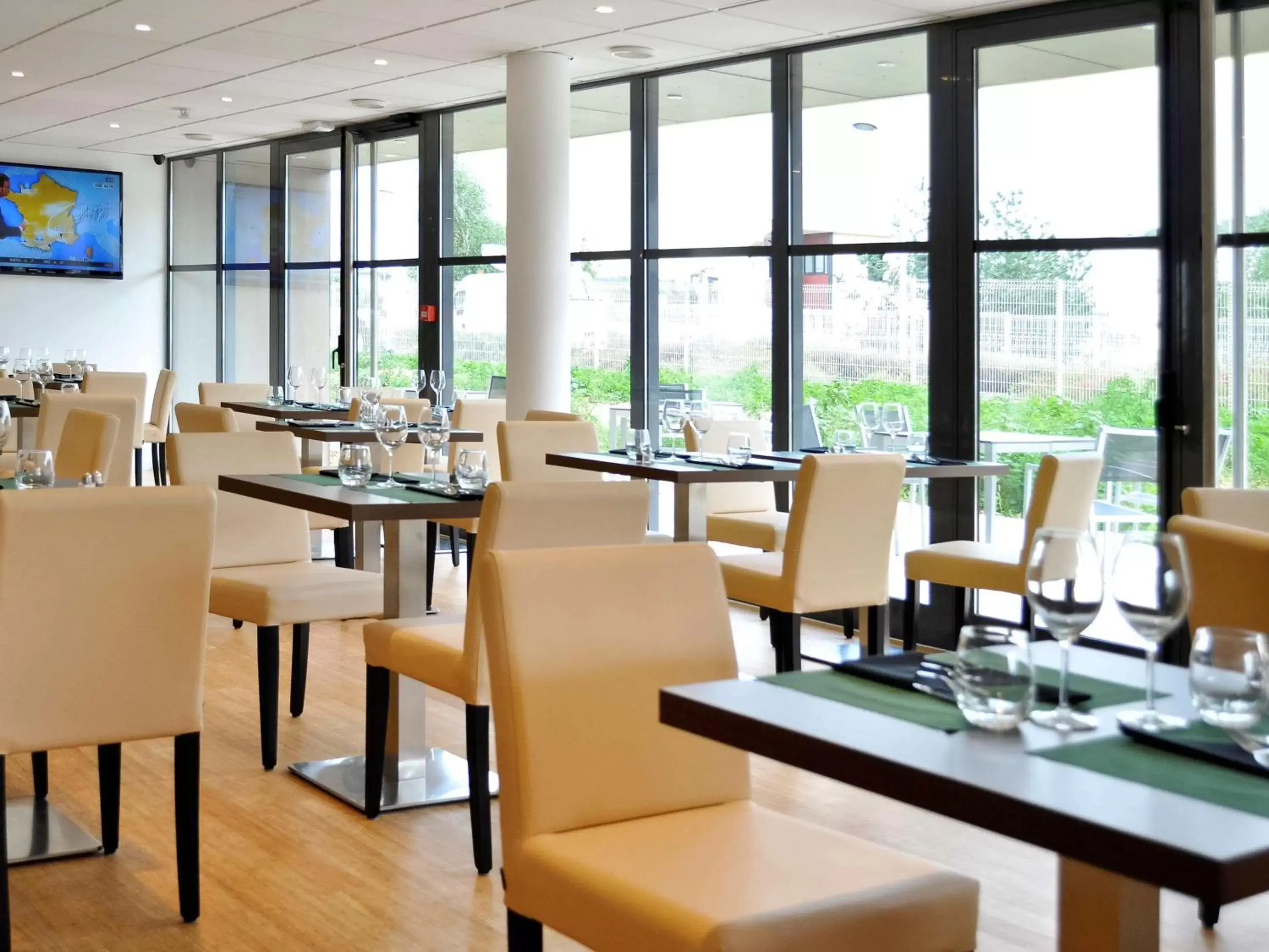 Restaurant/Places to Eat in ibis budget Lyon Est Chaponnay