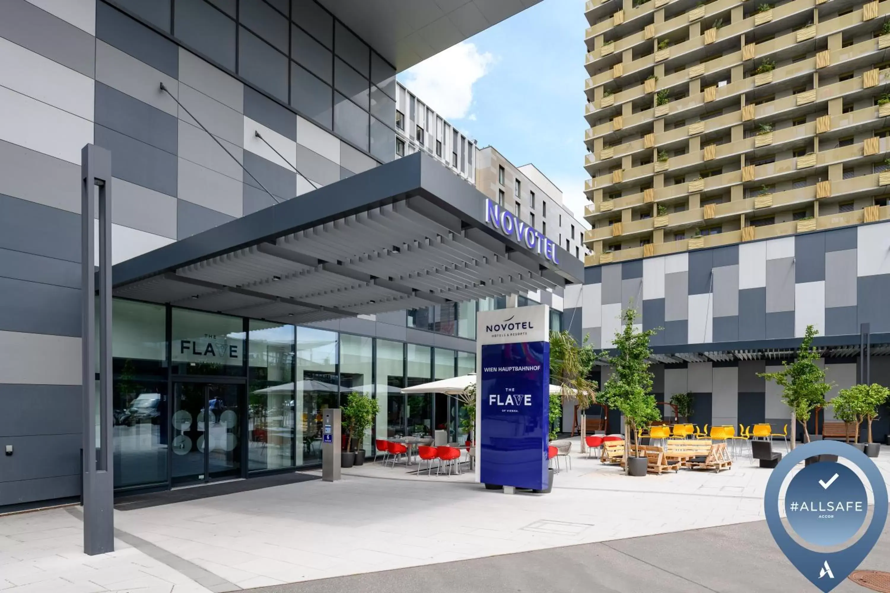 Facade/entrance in Novotel Wien Hauptbahnhof