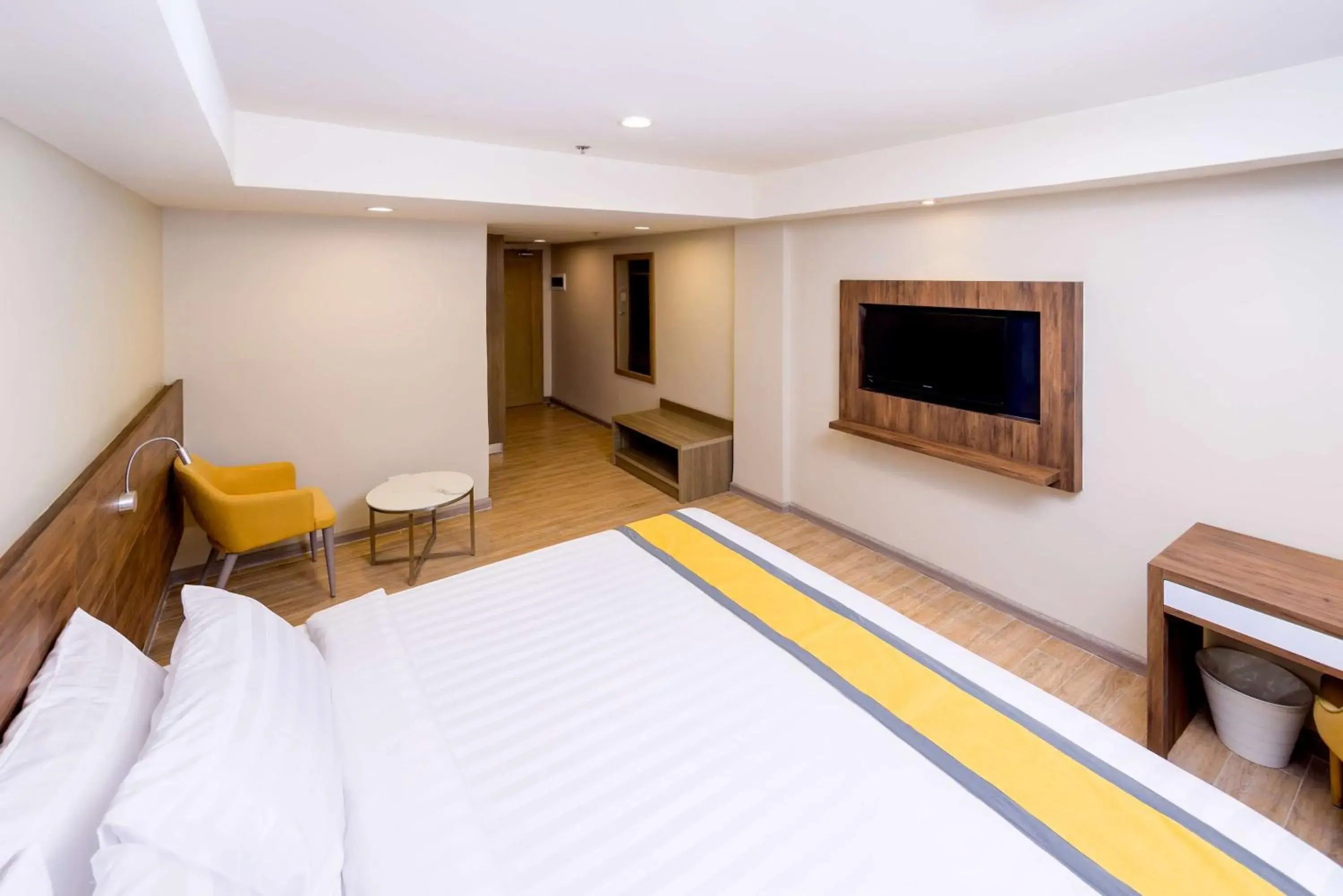 Bedroom, TV/Entertainment Center in SureStay Plus by Best Western Cebu City