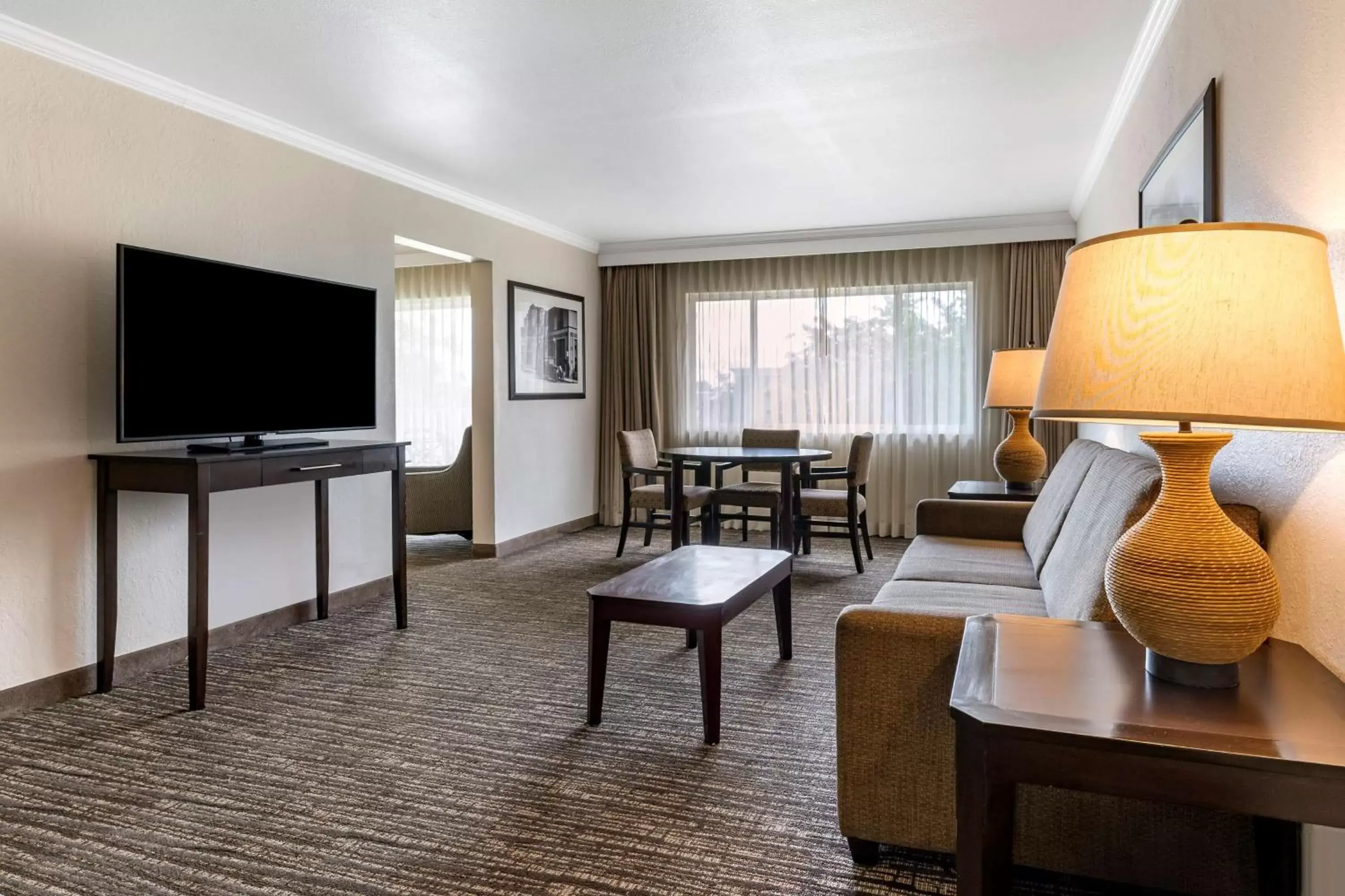 Bedroom, TV/Entertainment Center in Best Western Plus Garden Court Inn