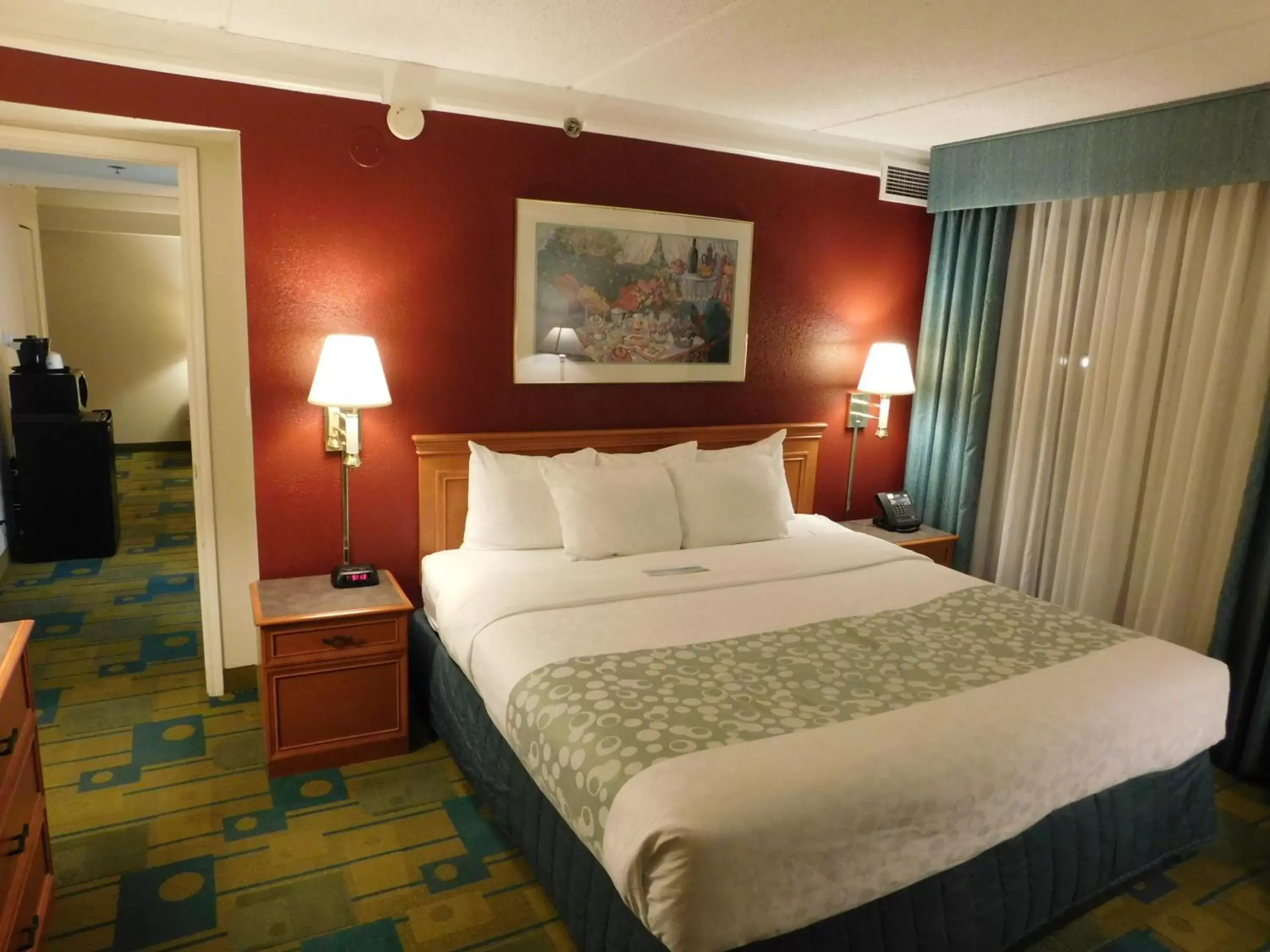 Bedroom, Bed in Days Inn & Suites by Wyndham Arlington Heights