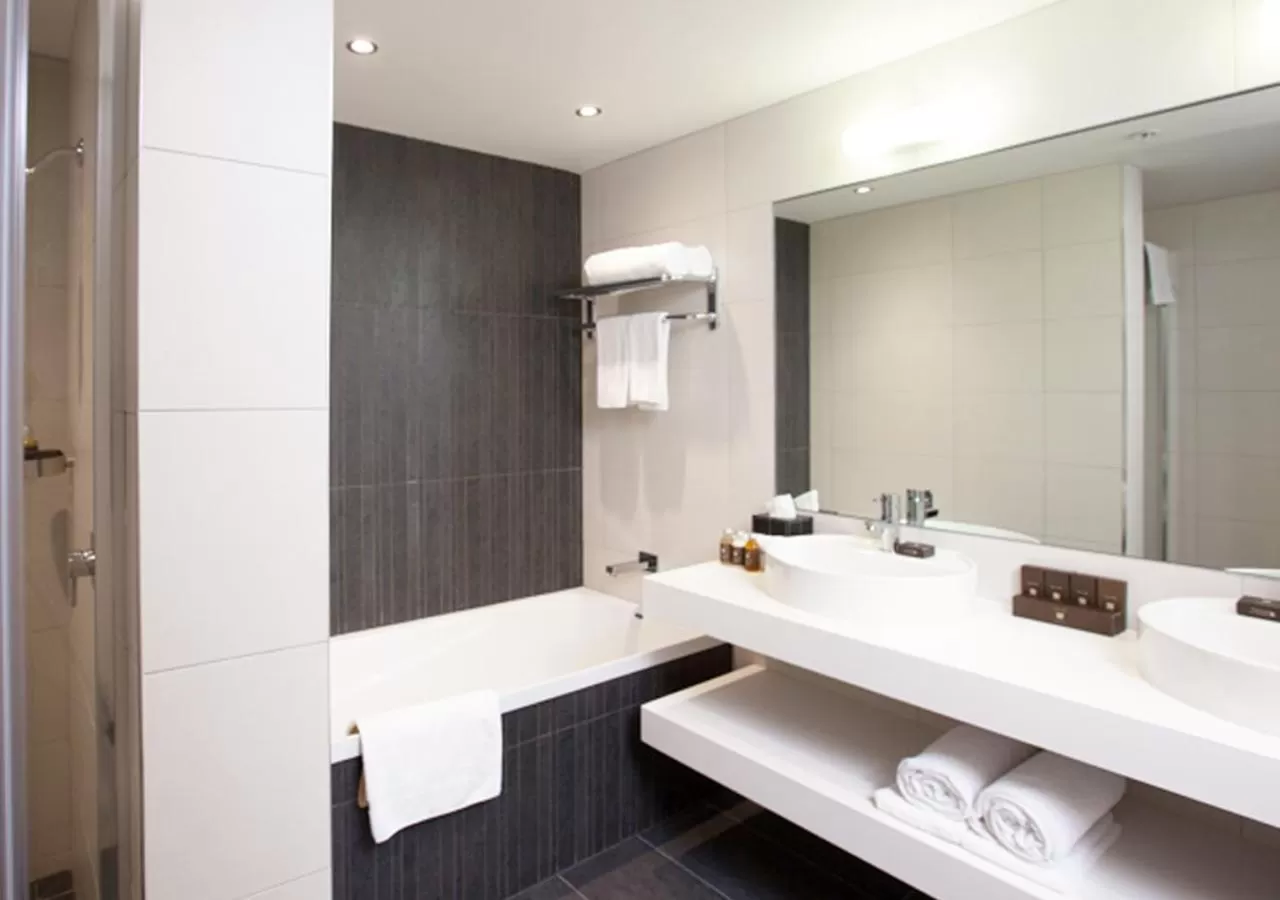 Bathroom in Sudima Auckland Airport