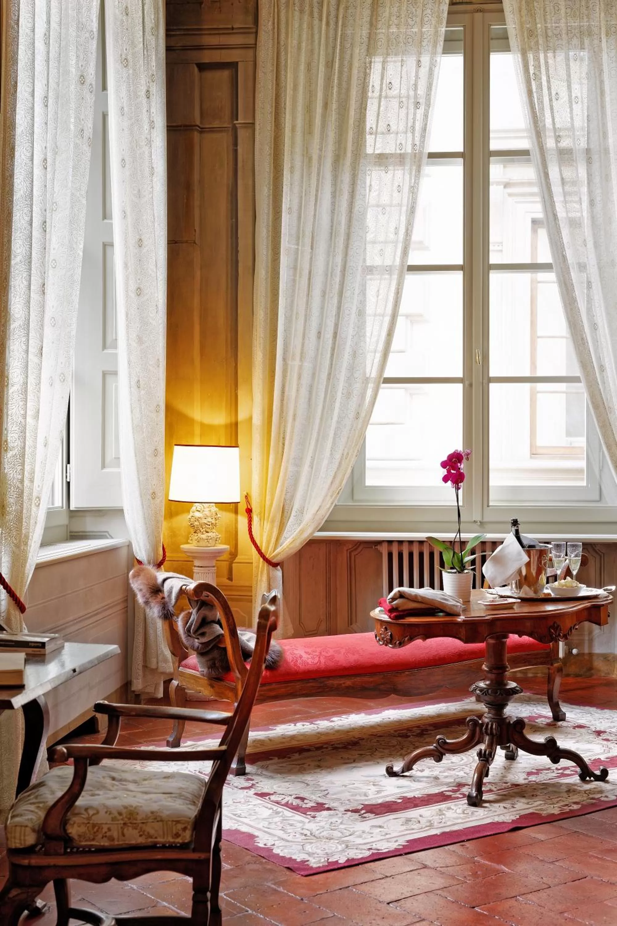 Seating area in Palazzo Niccolini al Duomo Residenza D'Epoca