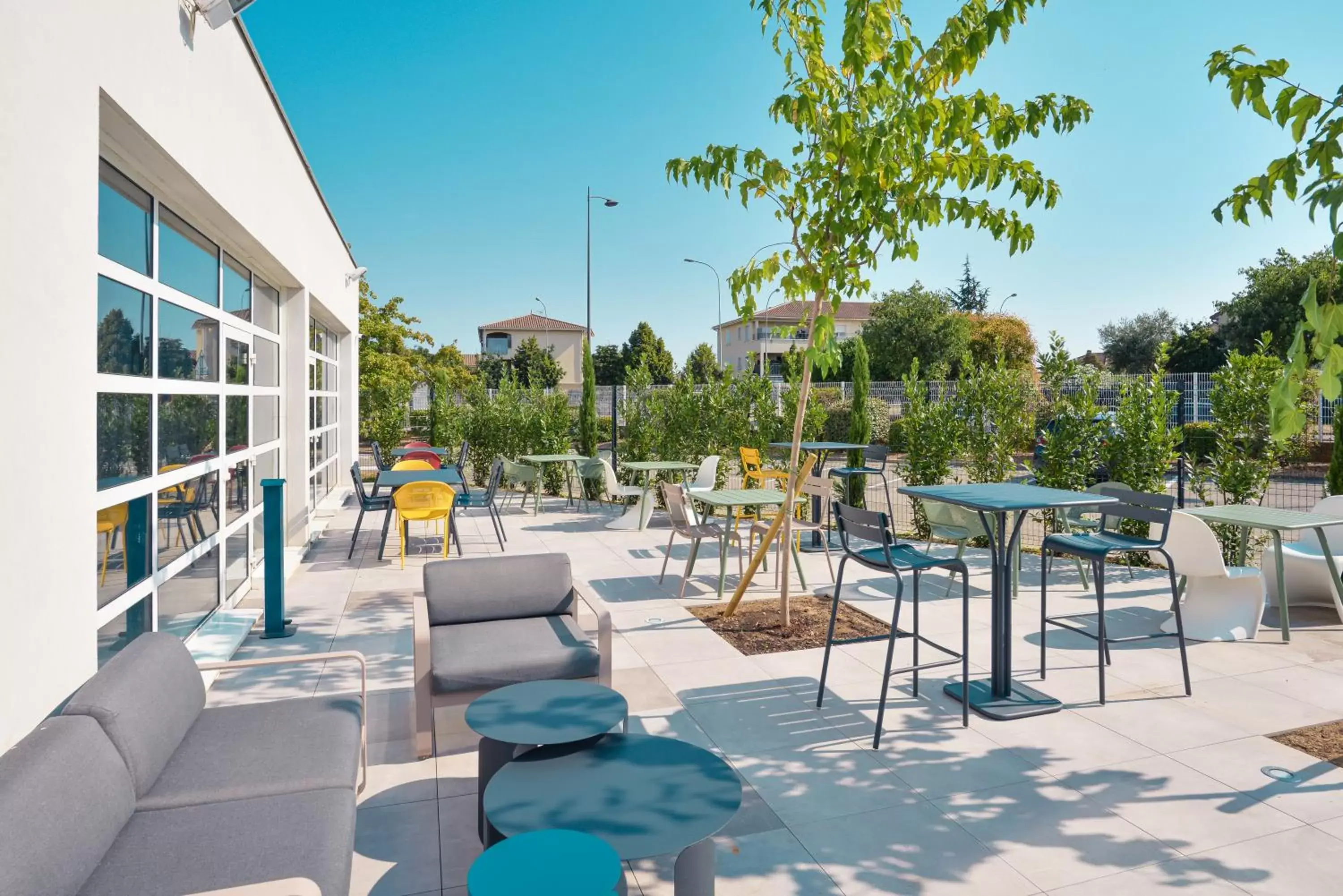 Patio in ibis Styles Lyon Meyzieu Stadium