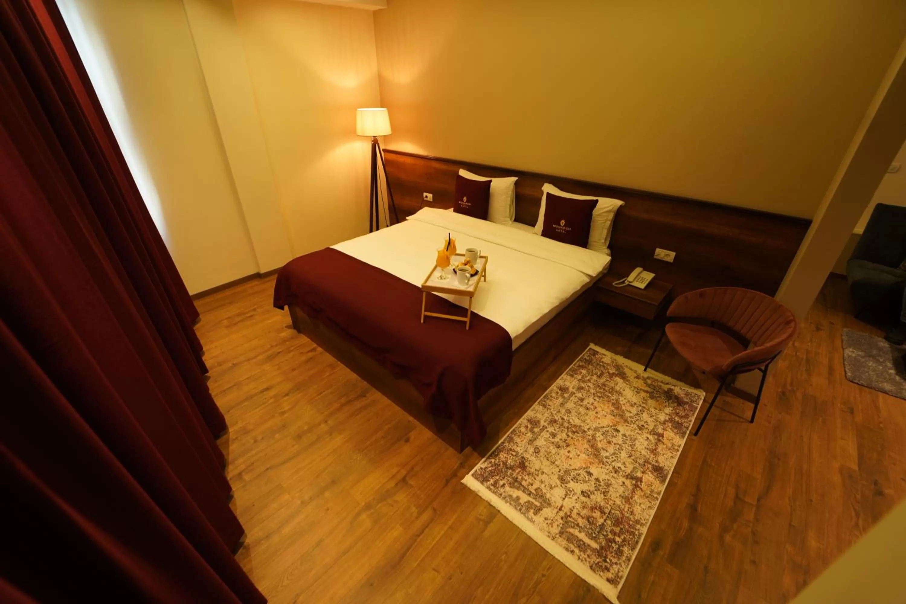 Bedroom, Bed in Monarch Hotel