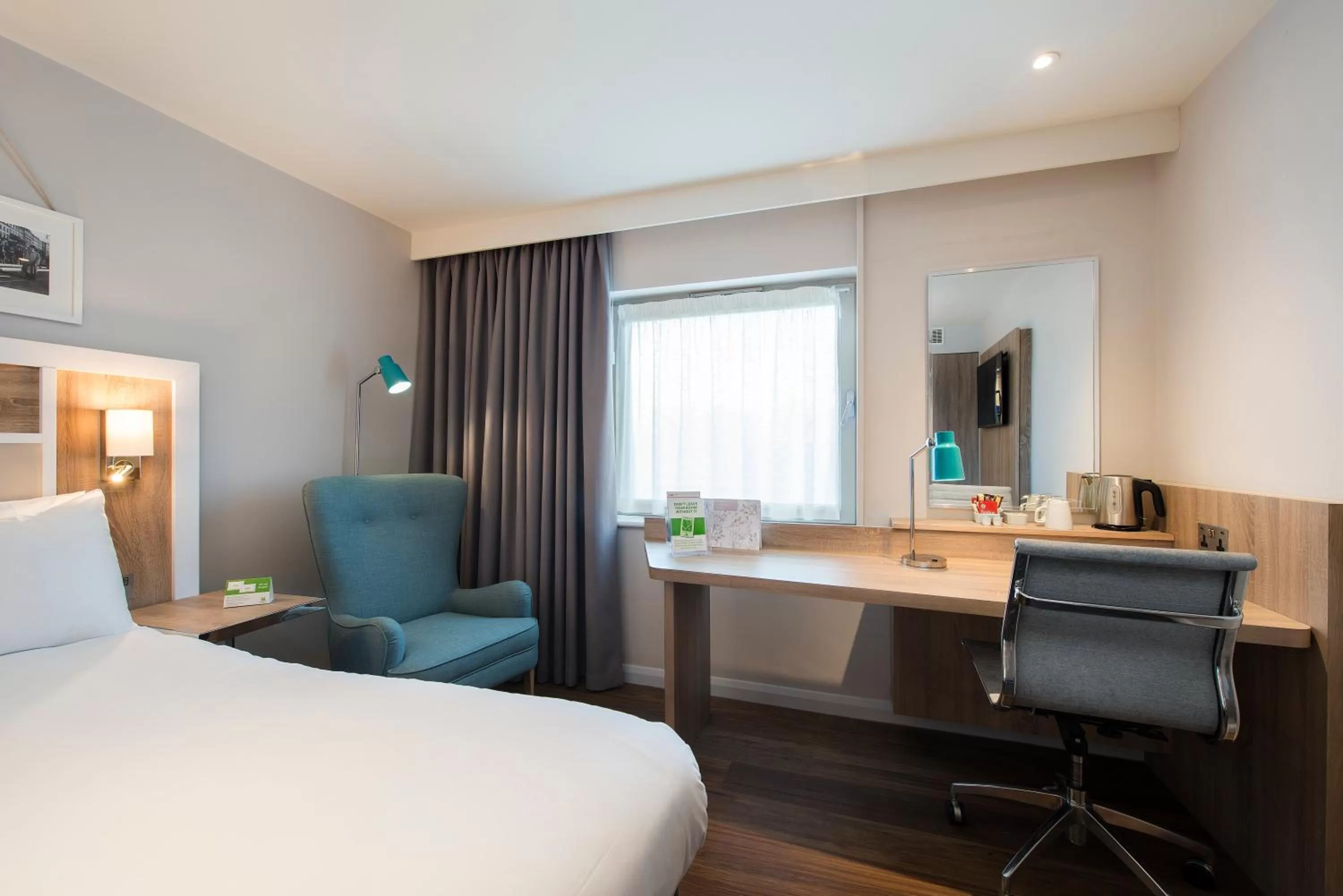Photo of the whole room, Bed in Holiday Inn London-Shepperton by IHG