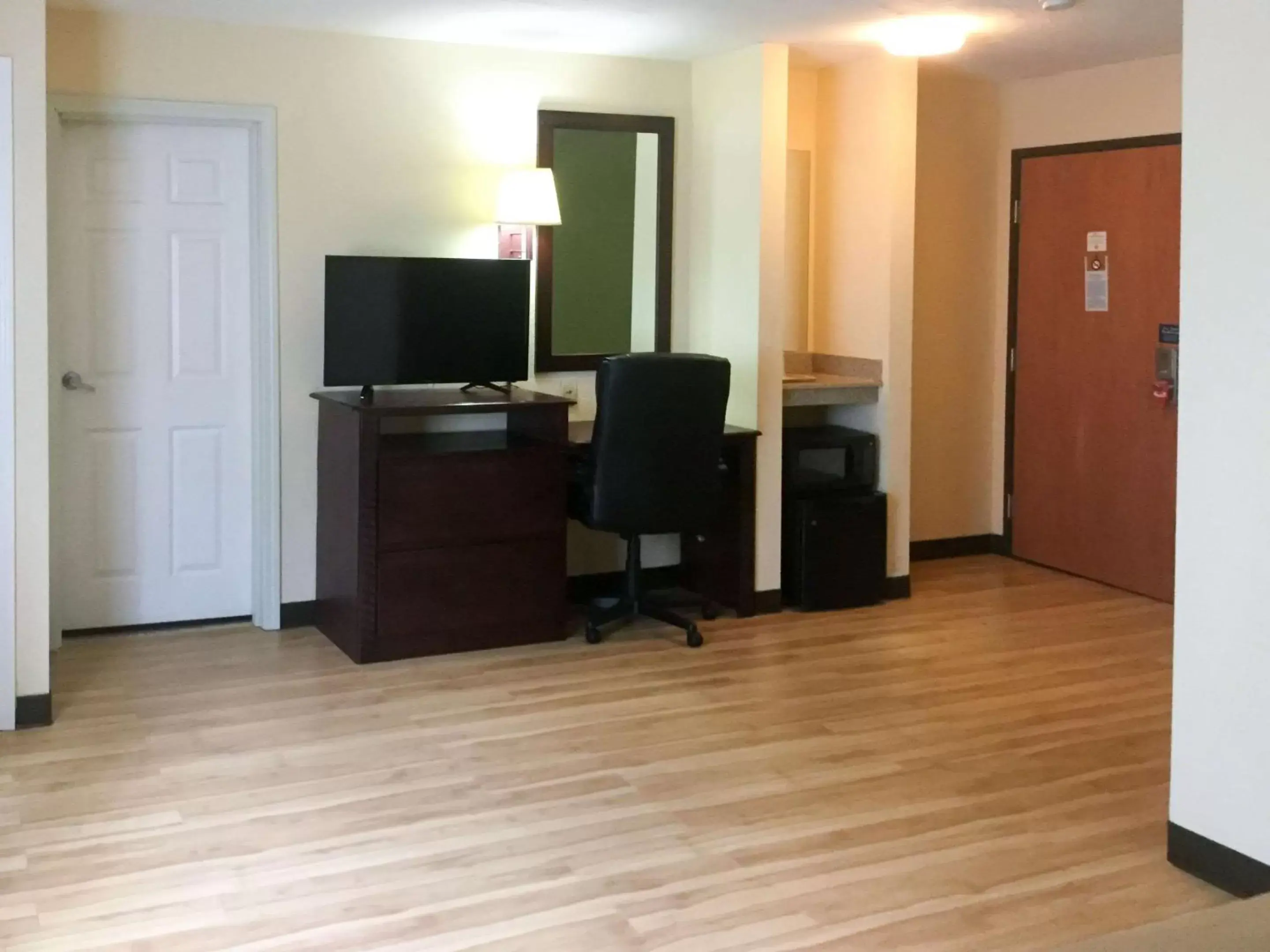 Photo of the whole room, TV/Entertainment Center in Econo Lodge Harrisburg - Hershey