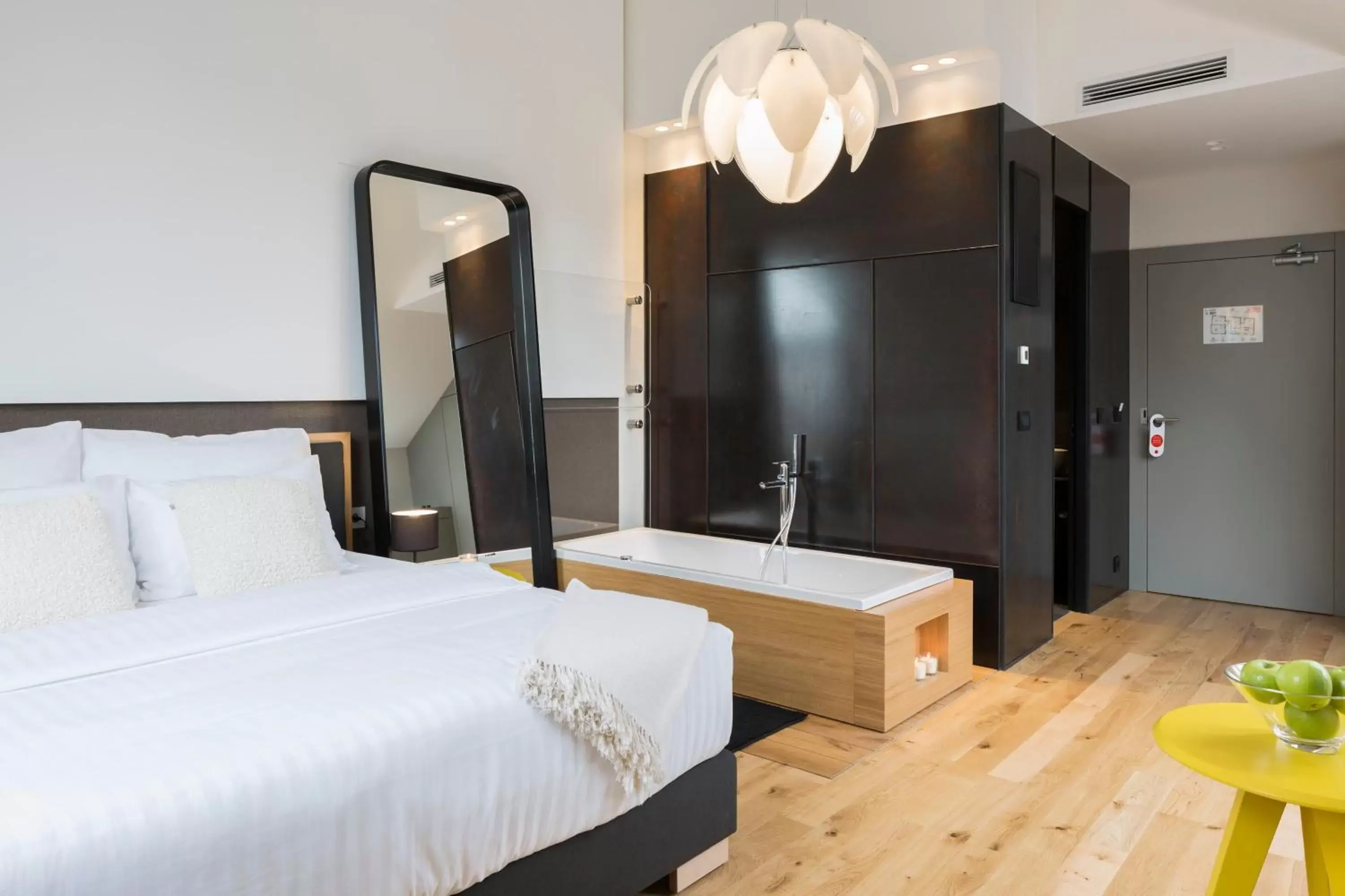 Bed, Bathroom in Livris Hotel