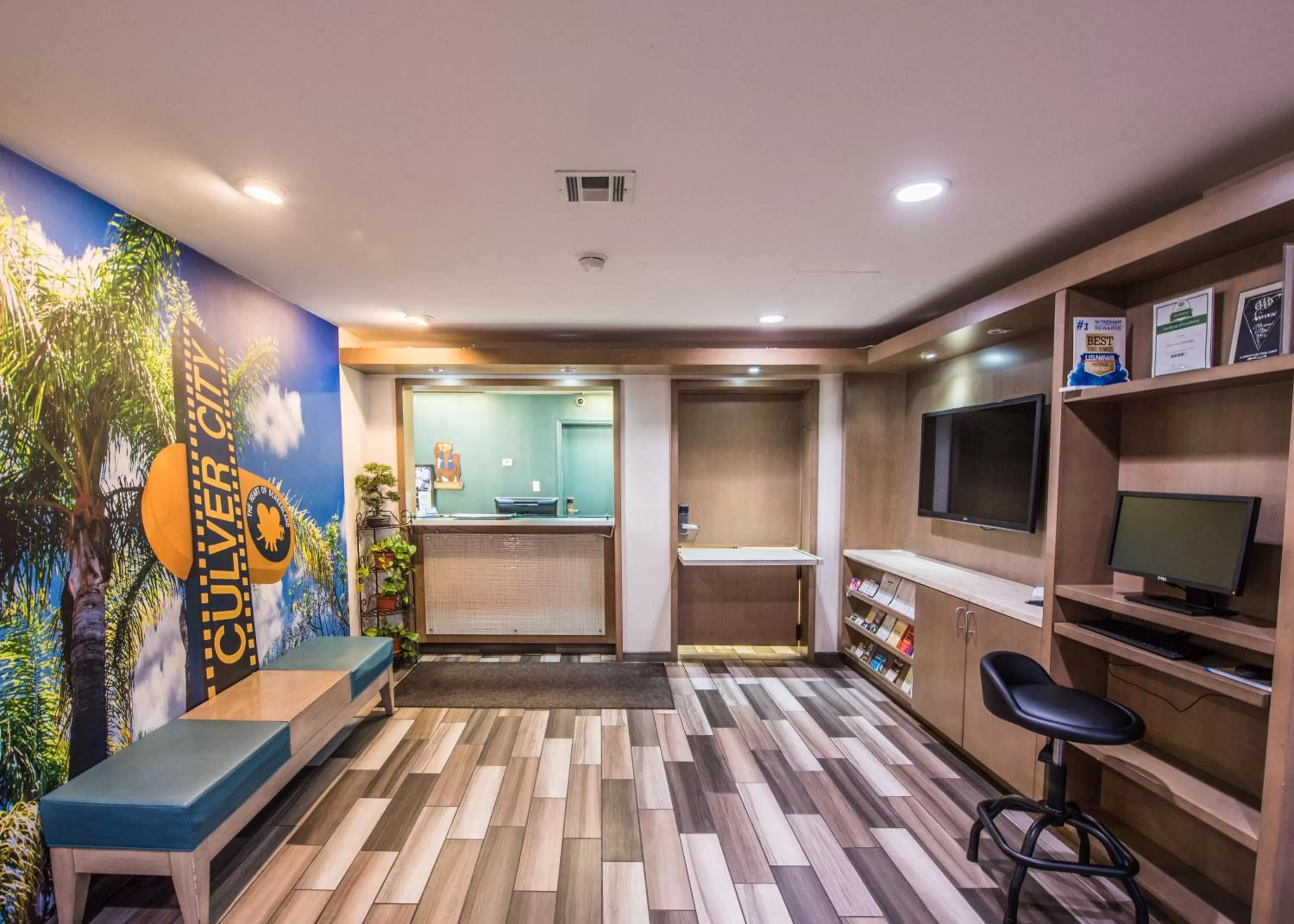 Lobby or reception in Travelodge by Wyndham Culver City