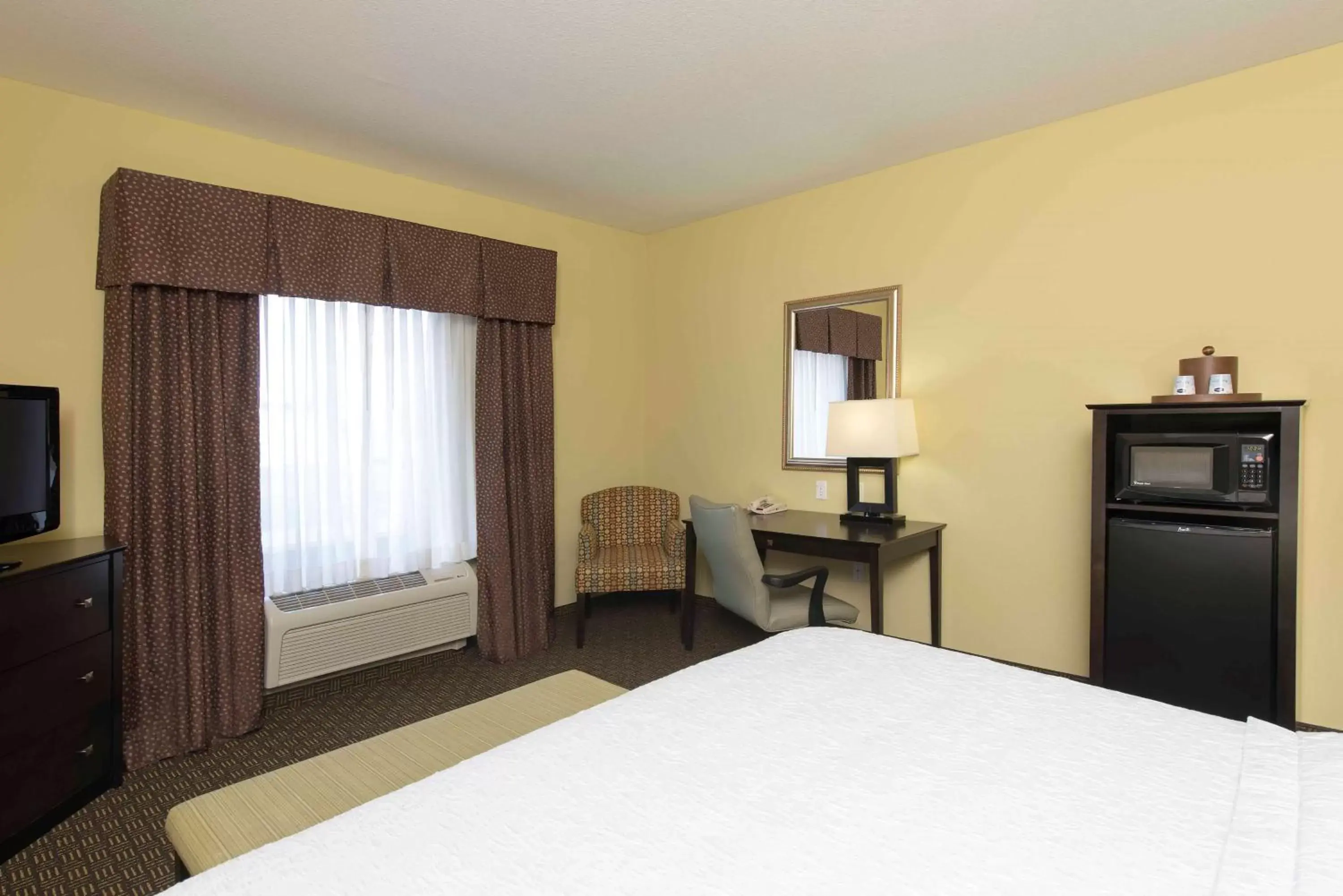 Bed in Hampton Inn & Suites Danville
