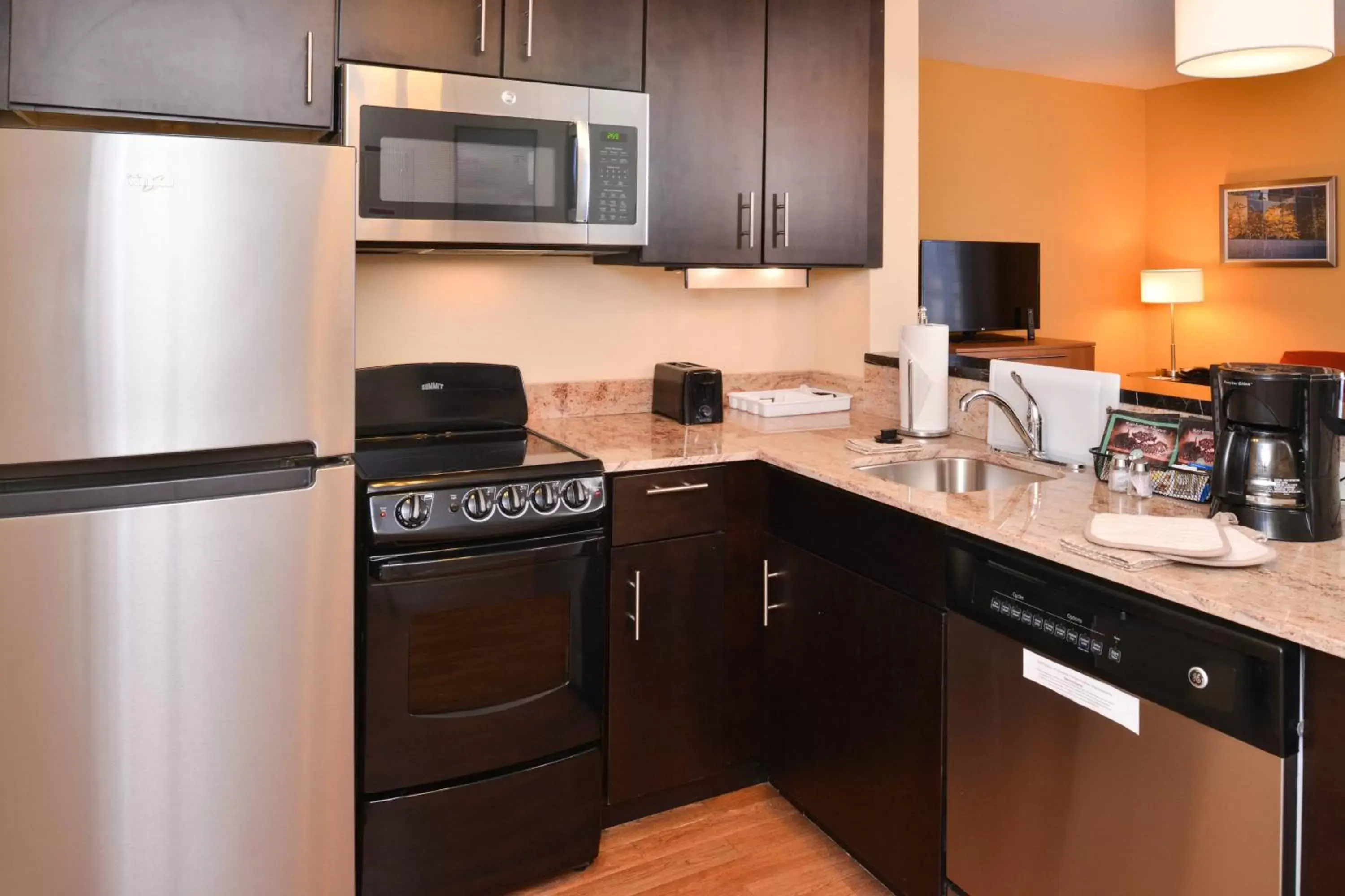 Bedroom, Kitchen/Kitchenette in TownePlace Suites by Marriott Huntsville West/Redstone Gateway