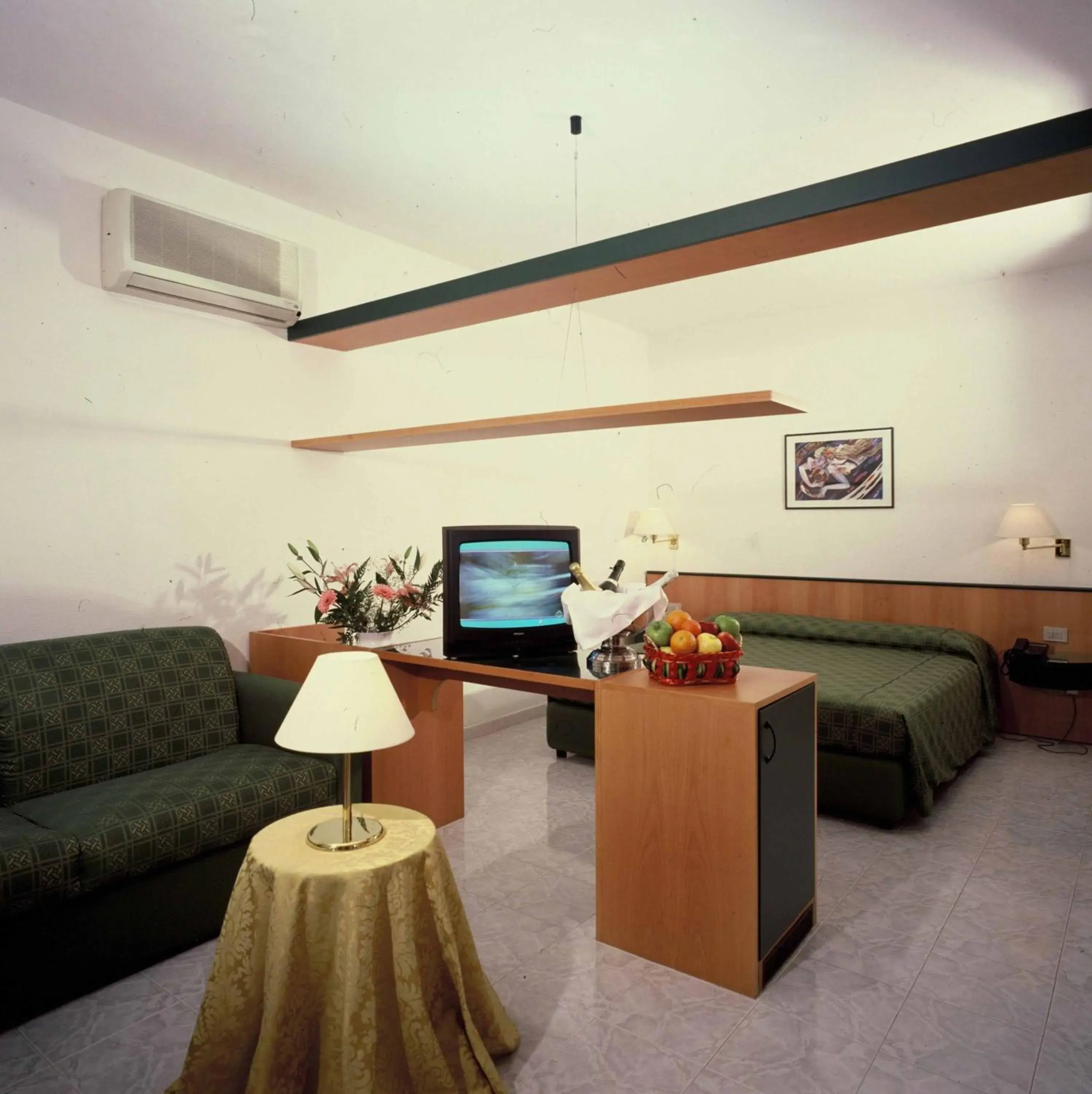 Bedroom, TV/Entertainment Center in Hotel Ambrosio La Corte