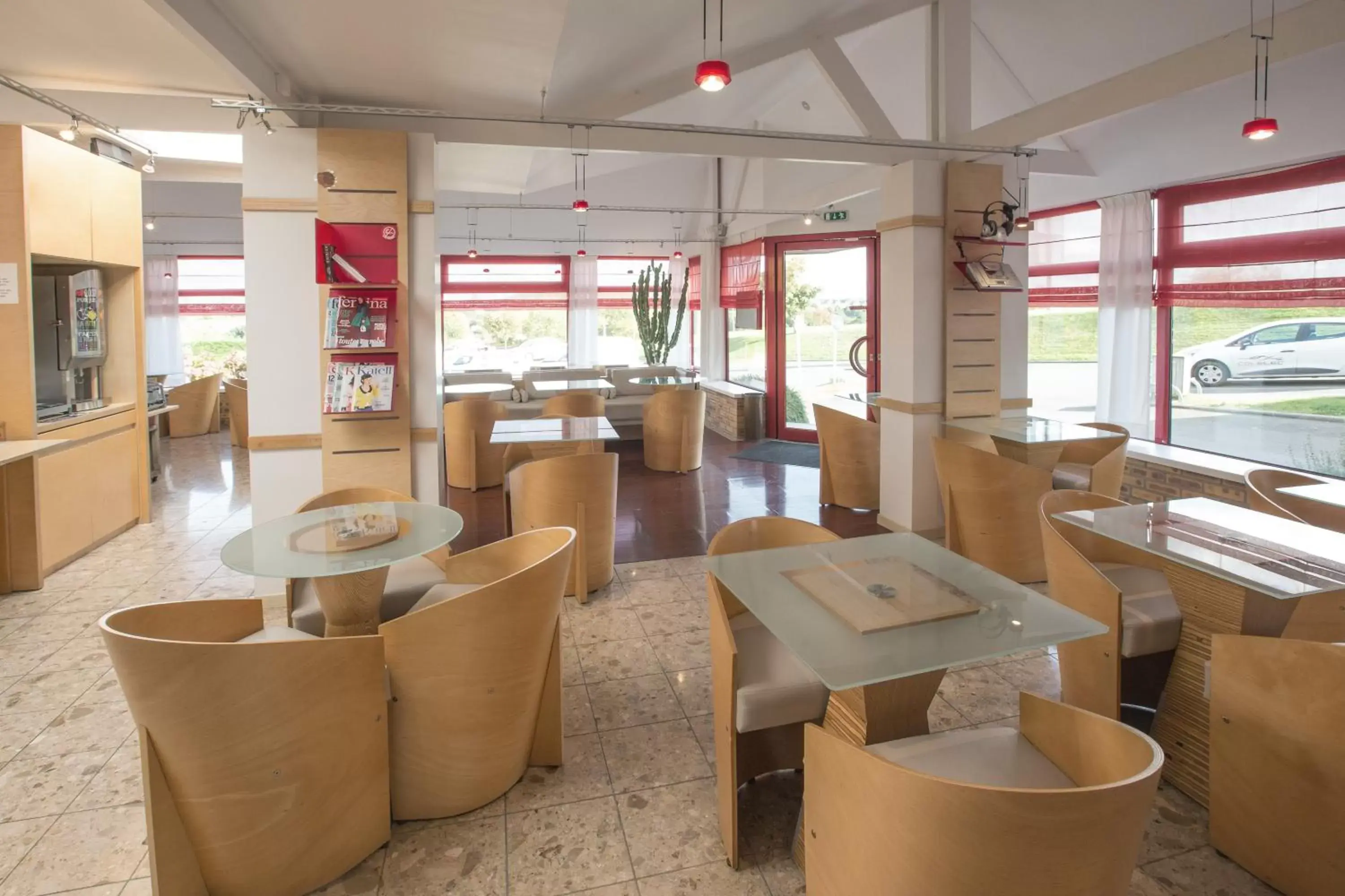 Restaurant/places to eat, Lounge/Bar in ibis Saint Brieuc Yffiniac