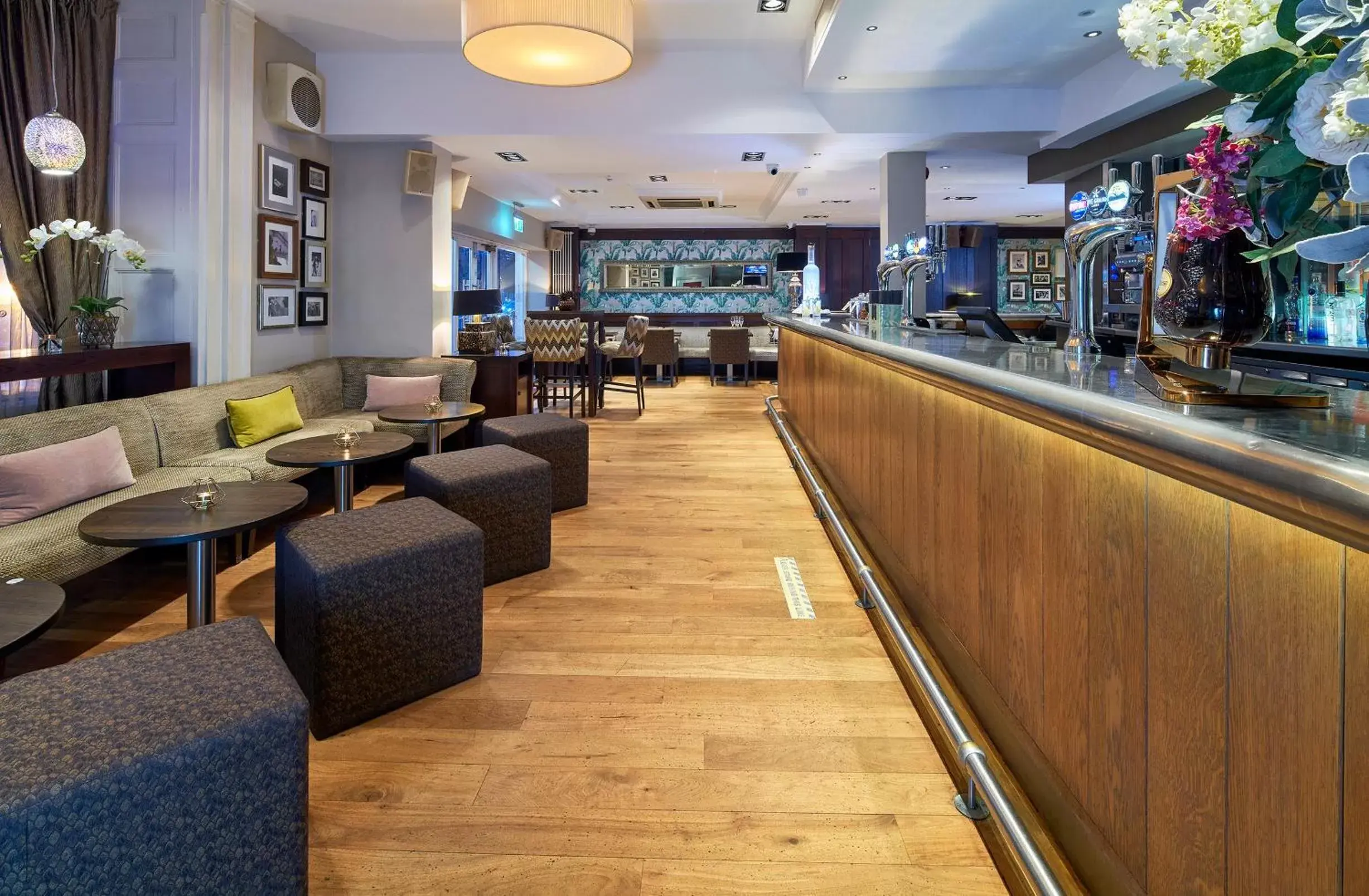 Restaurant/places to eat in Mandolay Hotel Guildford