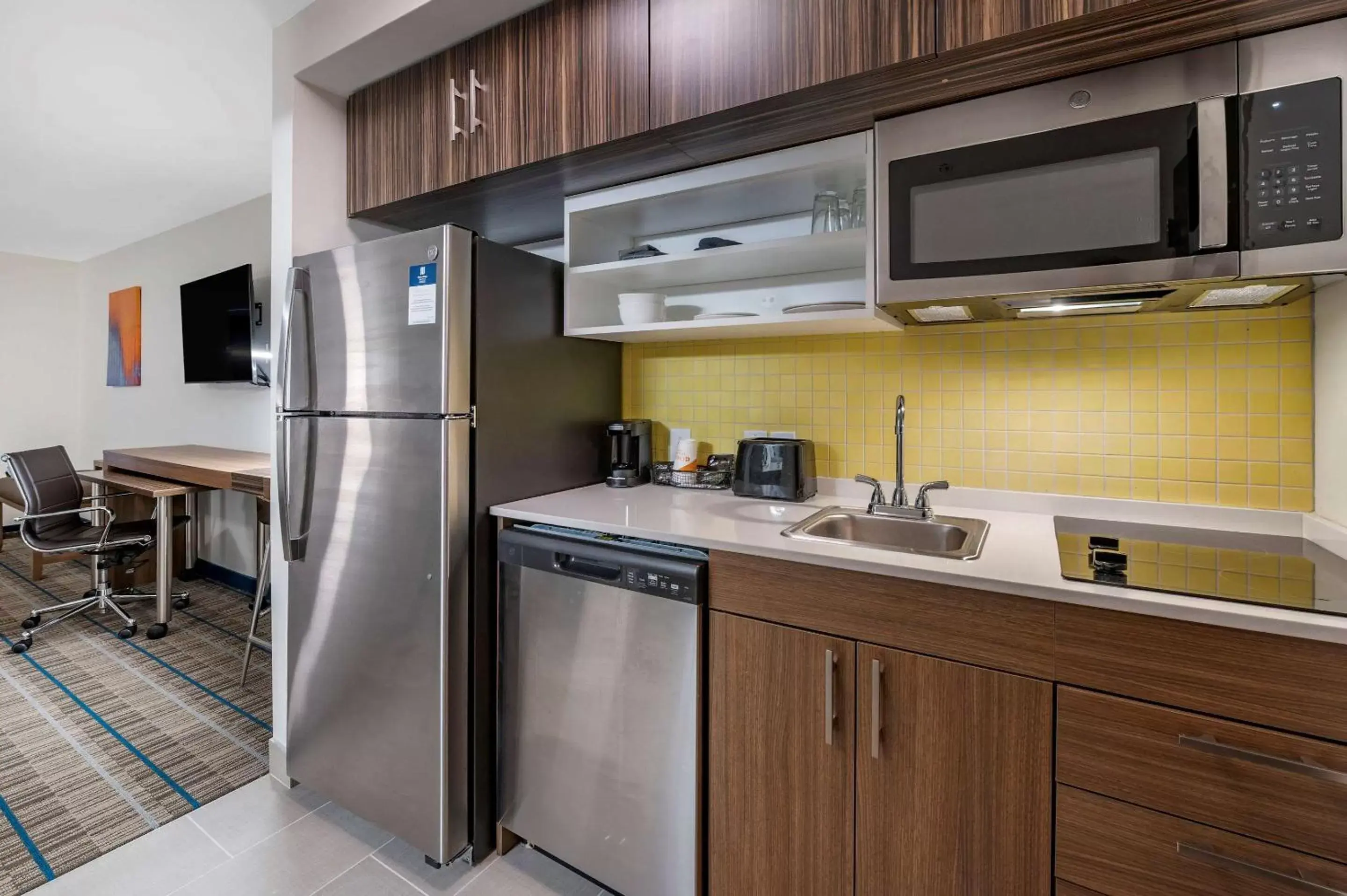 Photo of the whole room, Kitchen/Kitchenette in MainStay Suites