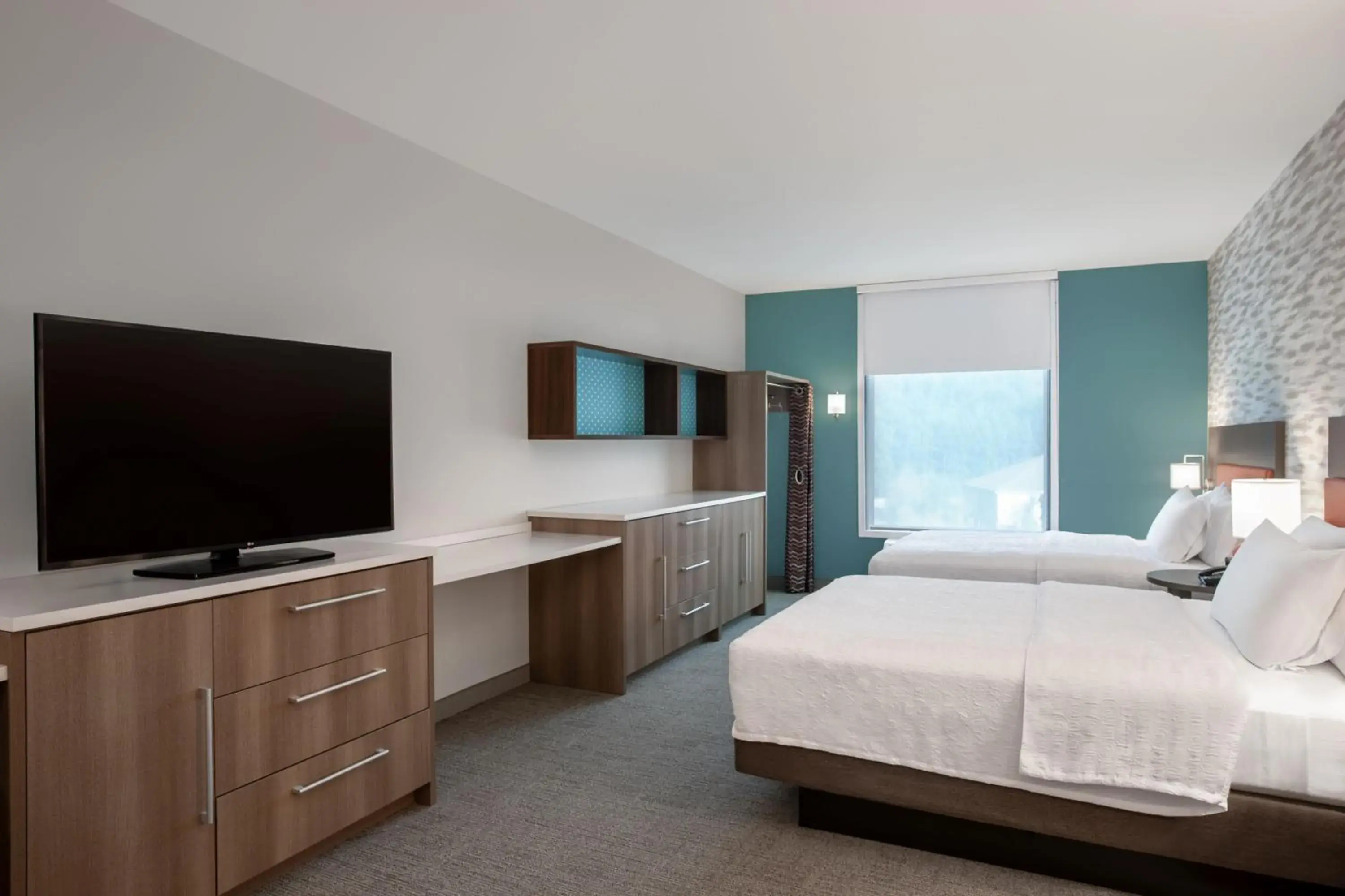 Bed, TV/Entertainment Center in Home2 Suites By Hilton Calhoun