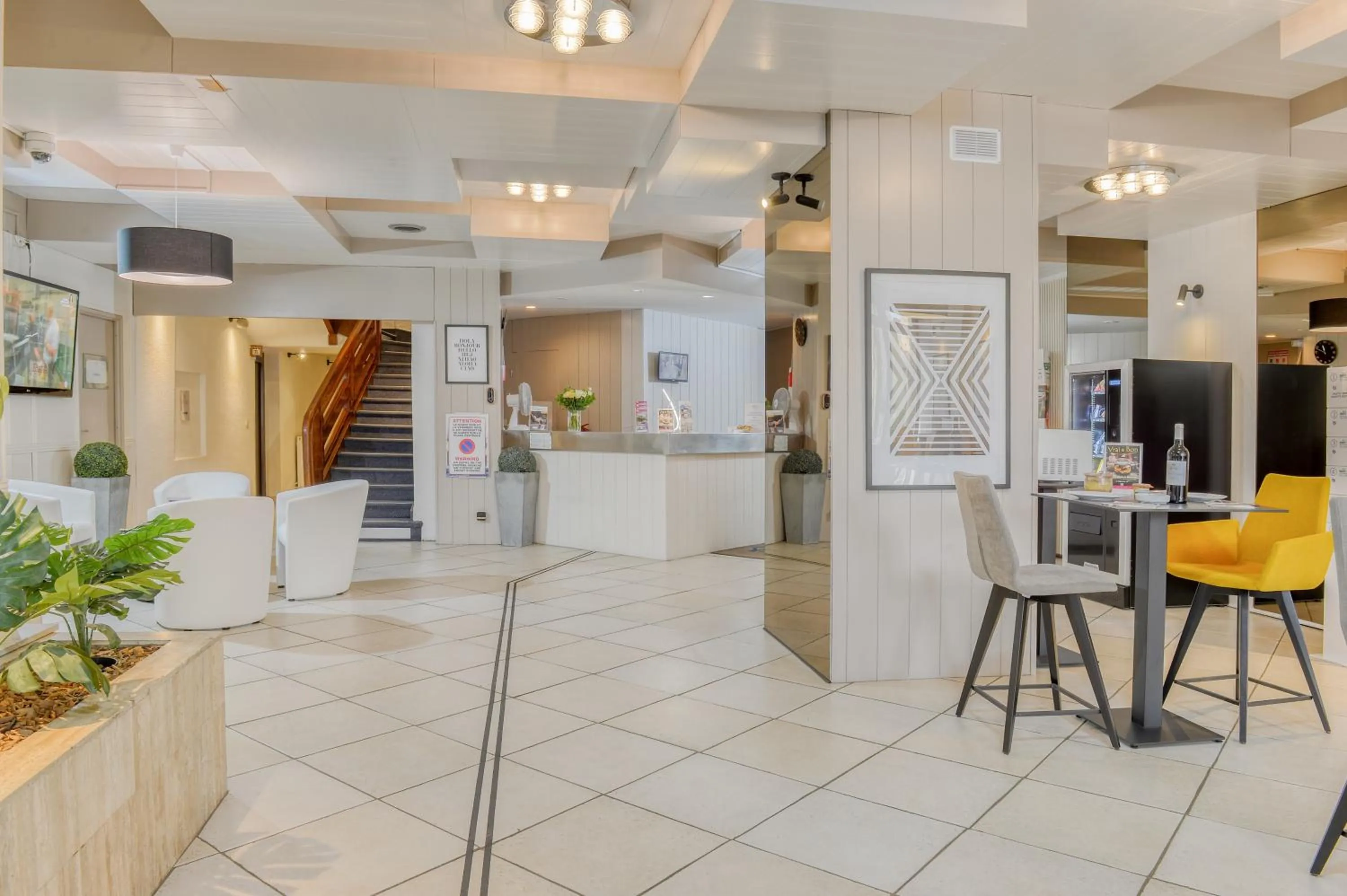 Communal lounge/ TV room in Brit Hotel du Commerce Bergerac