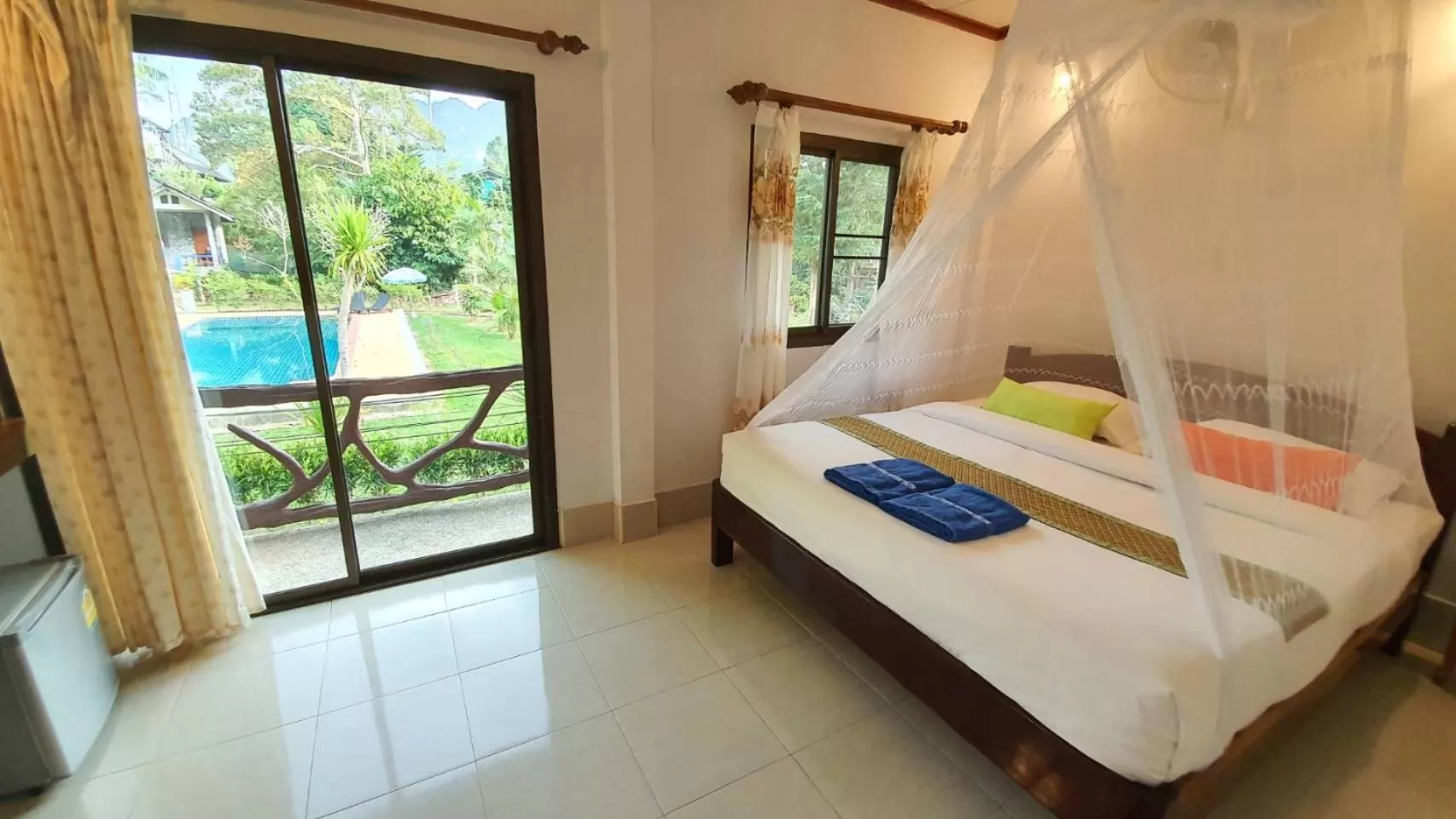 Photo of the whole room, Bed in Tree Tops River Huts