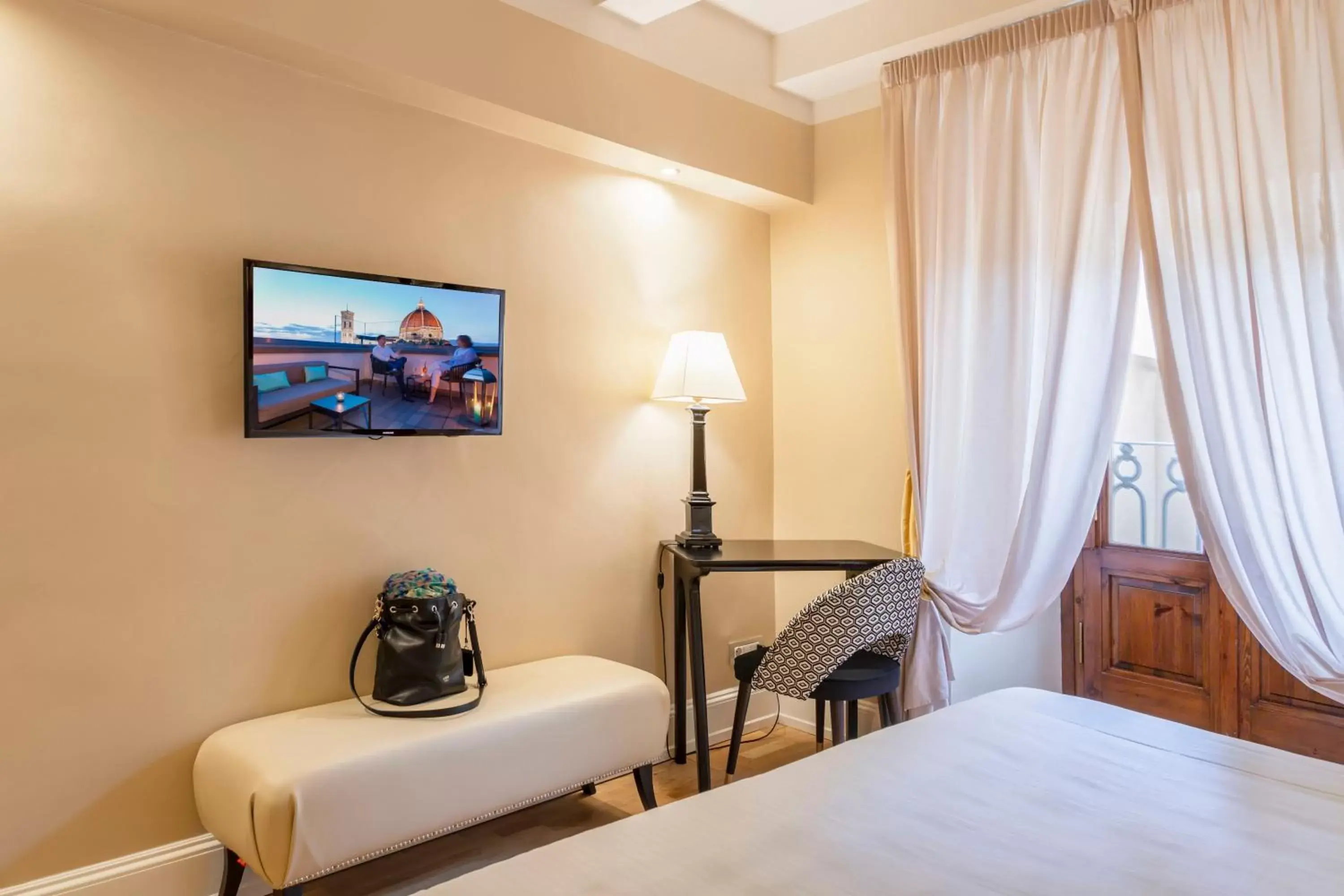 Bedroom, TV/Entertainment Center in Grand Hotel Cavour