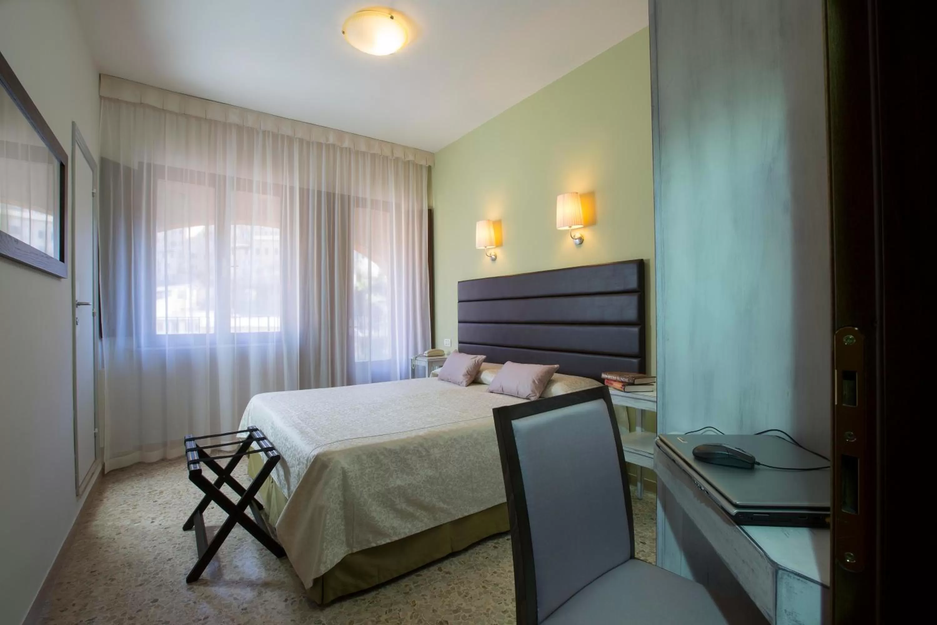 Classic Double or Twin Room with City View in Hotel Alma Domus