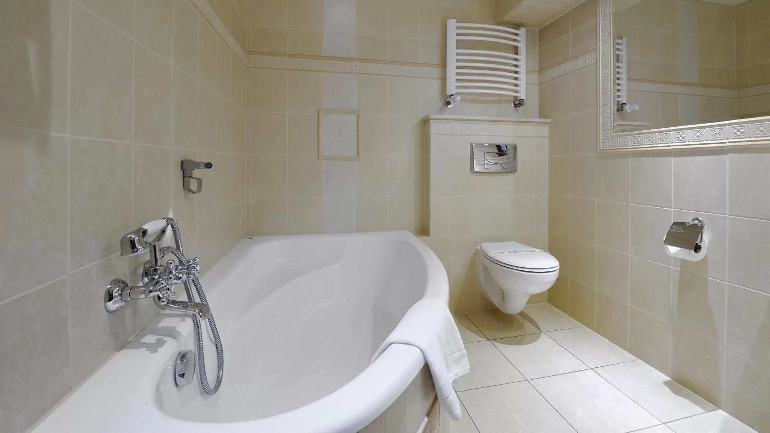 Toilet, Bathroom in Hotel Diament Arsenal Palace Katowice - Chorzów