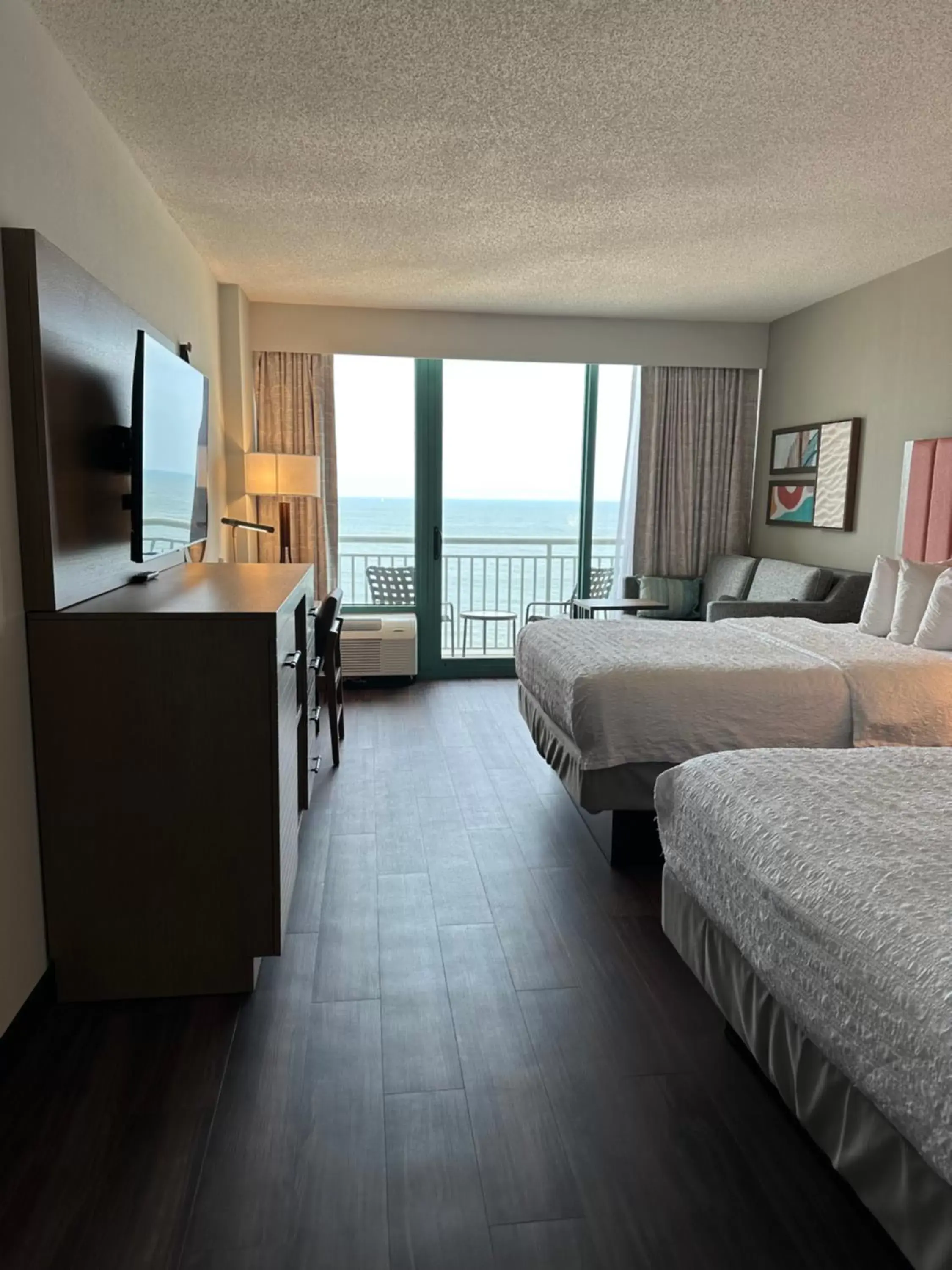 Bed in Hampton Inn Virginia Beach-Oceanfront South