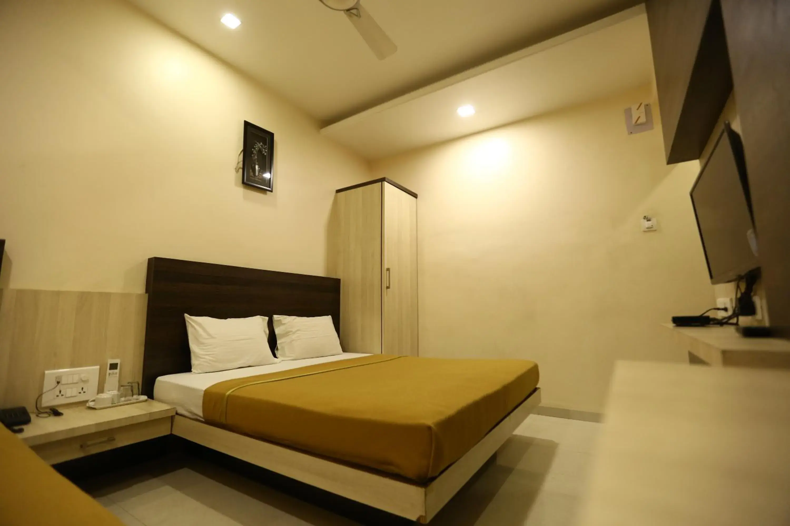 Bedroom, Bed in Hotel Madhuri Executive