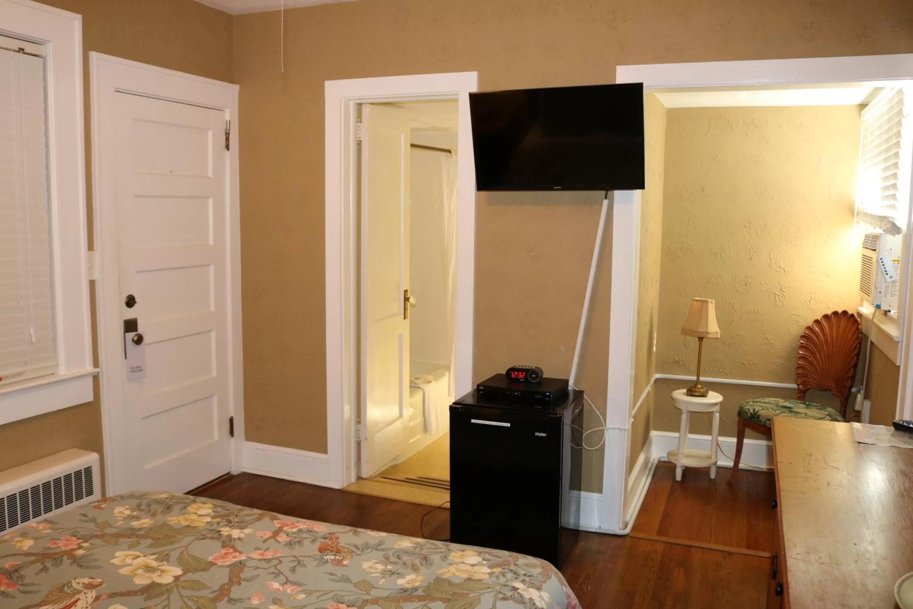 Bed in Echo Mountain Inn