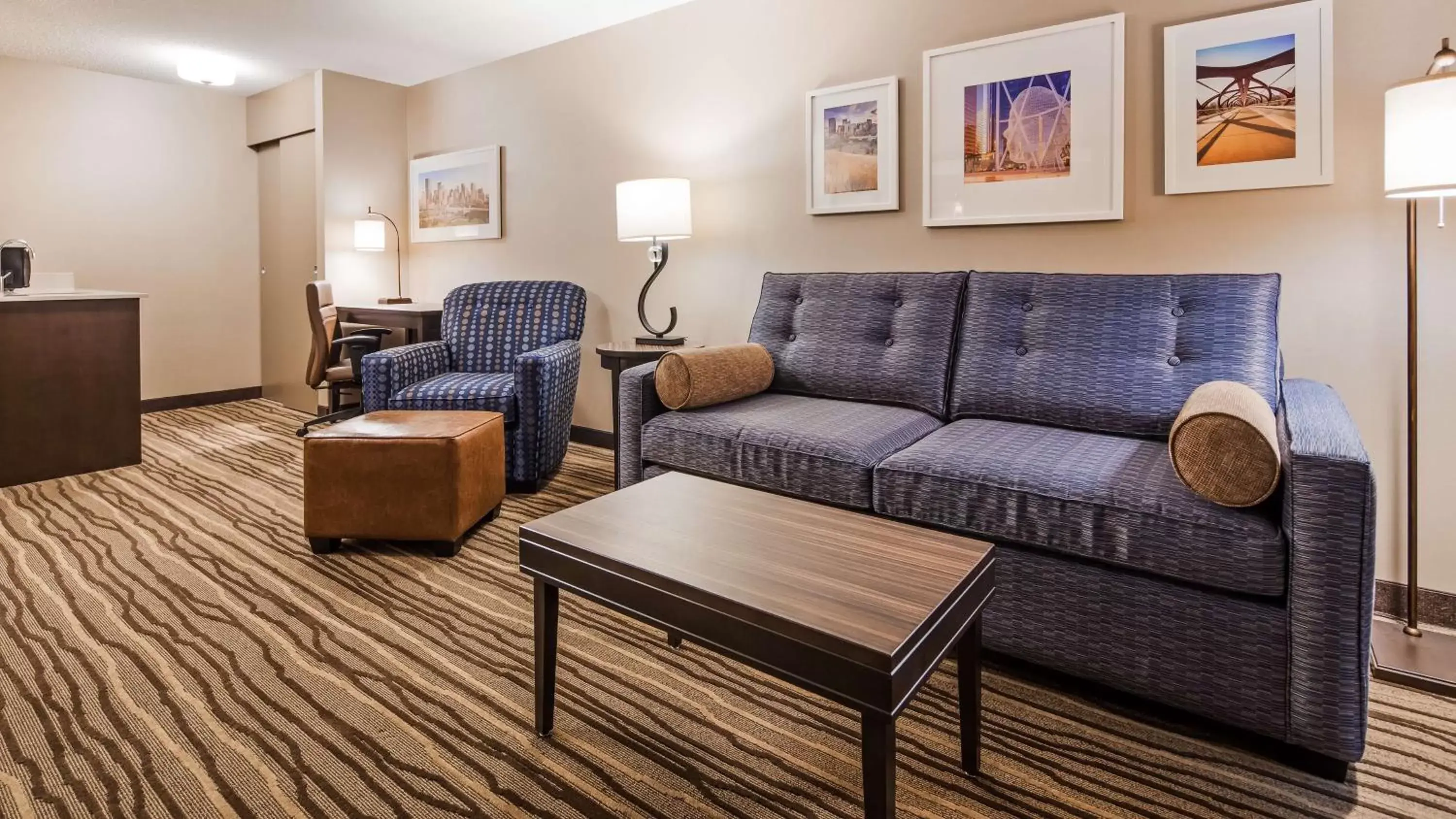 Photo of the whole room, Seating Area in Best Western PLUS Calgary Centre Inn