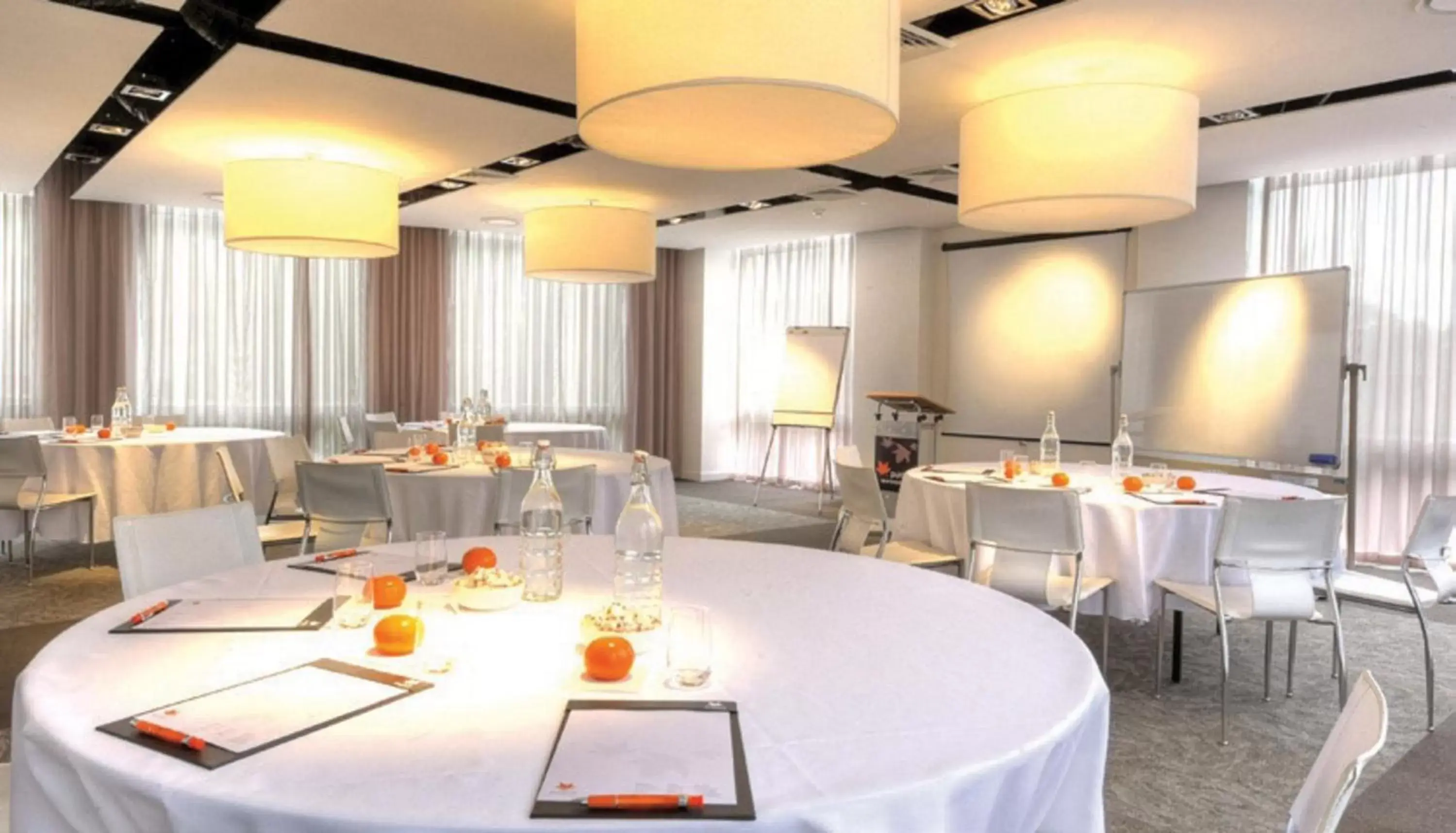 Banquet/Function facilities, Restaurant/Places to Eat in Royal Pacific Hotel