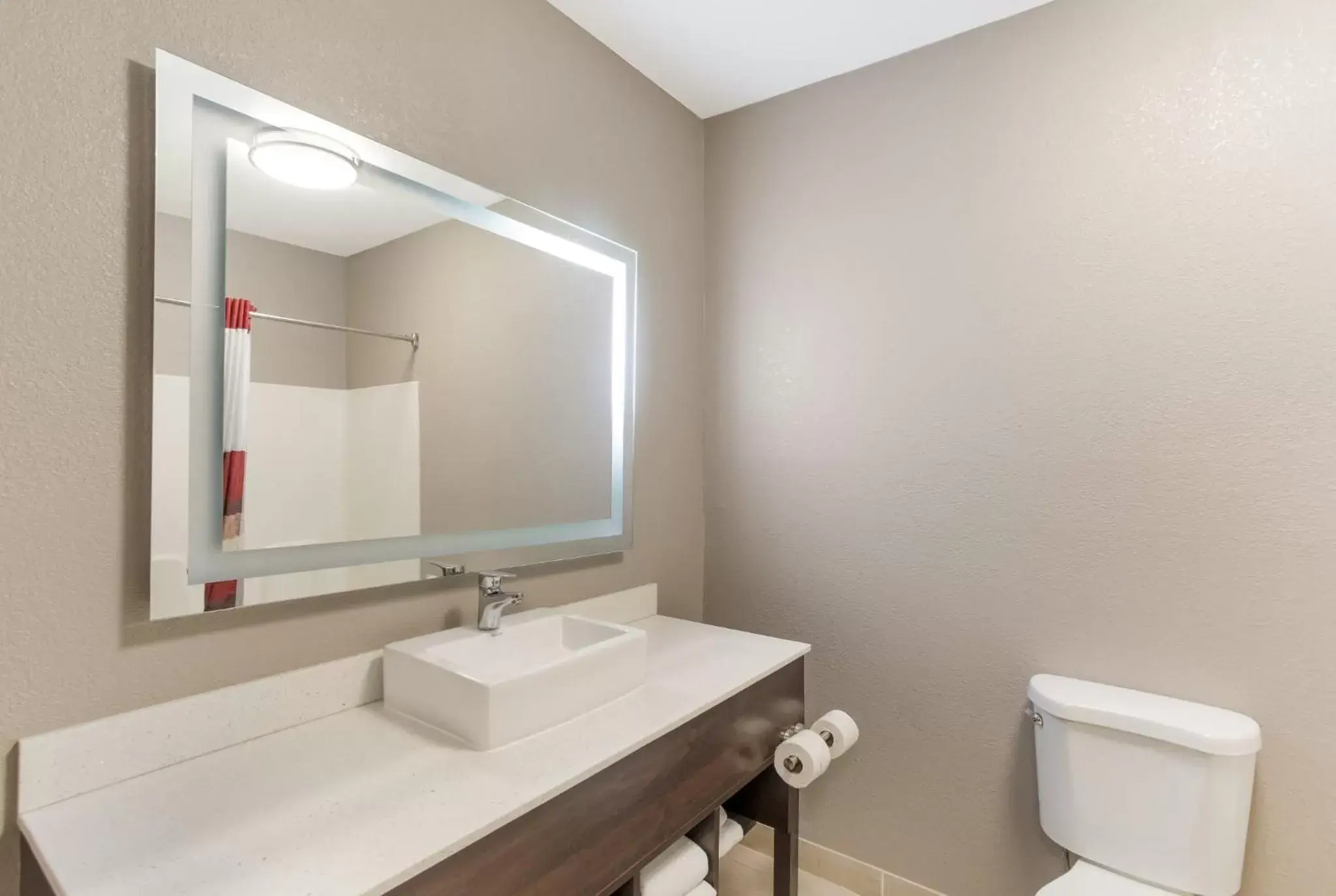 Bathroom in Red Roof Inn & Suites Corbin