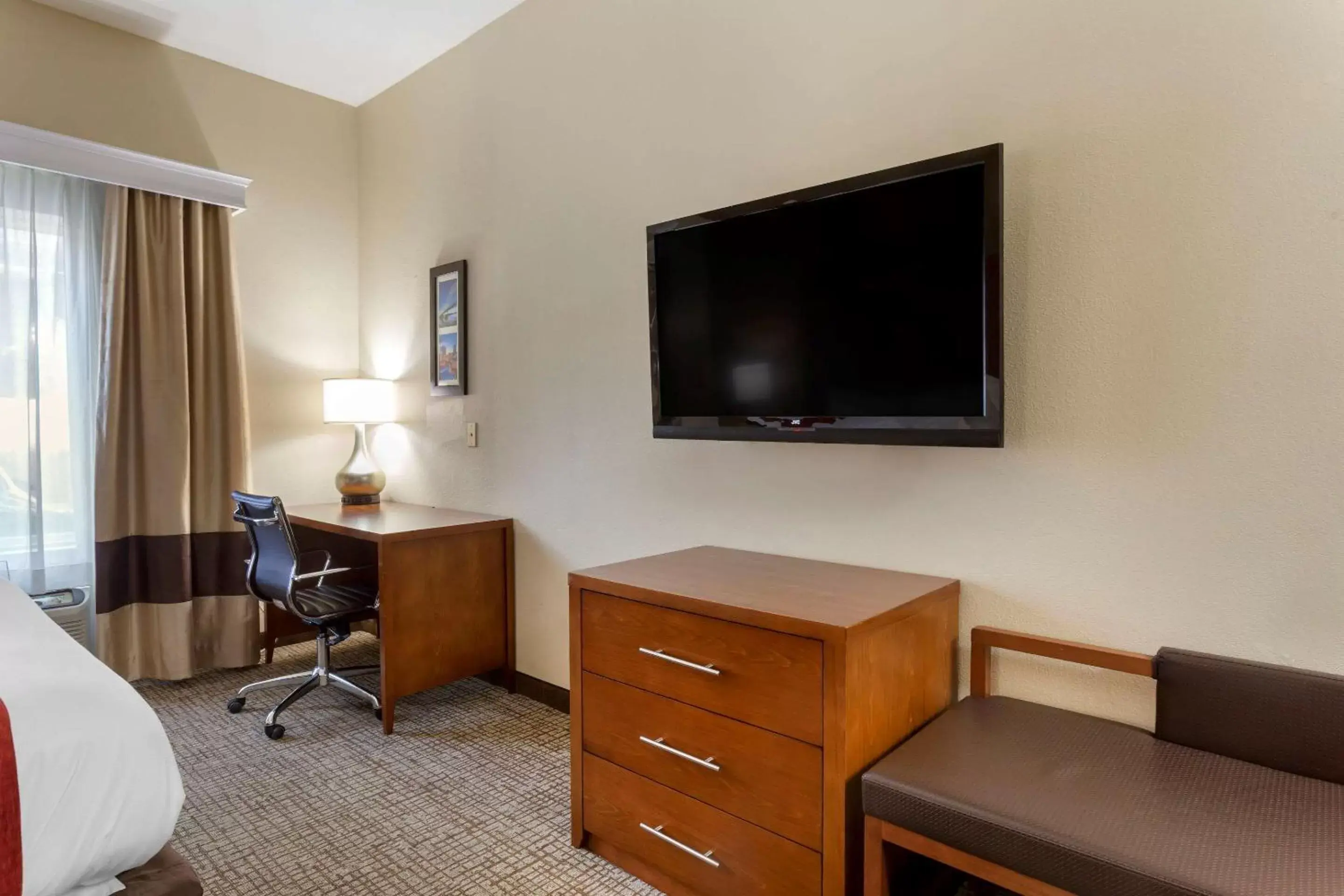 Photo of the whole room, TV/Entertainment Center in Comfort Inn Marion